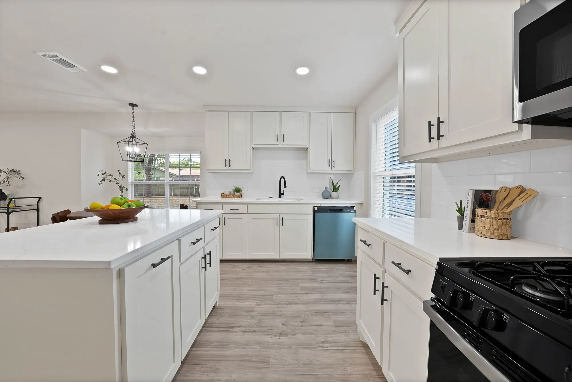 Single Family Residence For Sale in Tarrant County , 2302 E Mitchell Street, Arlington, Texas 76010, 3 Bedroom, 2 Bathroom, 2 Garage spaces, 1,550 Sqft, built in 1967, mls#21373912, Real Estate Agent in Arlington, Homes For Sale in Tarrant county, Homes For Sale in Arlington, Realtor in Arlington Texas, Real Estate Brokerage Independent Realty Texas, Luminita Cordes Realtor