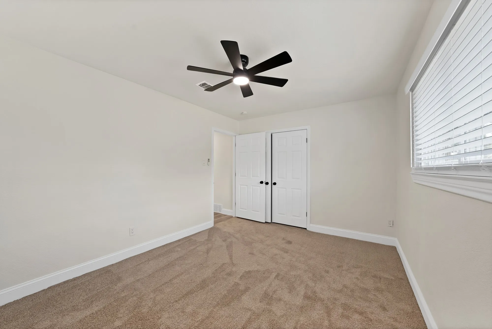 Single Family Residence For Sale in Tarrant County , 2302 E Mitchell Street, Arlington, Texas 76010, 3 Bedroom, 2 Bathroom, 2 Garage spaces, 1,550 Sqft, built in 1967, mls#21373912, Real Estate Agent in Arlington, Homes For Sale in Tarrant county, Homes For Sale in Arlington, Realtor in Arlington Texas, Real Estate Brokerage Independent Realty Texas, Luminita Cordes Realtor
