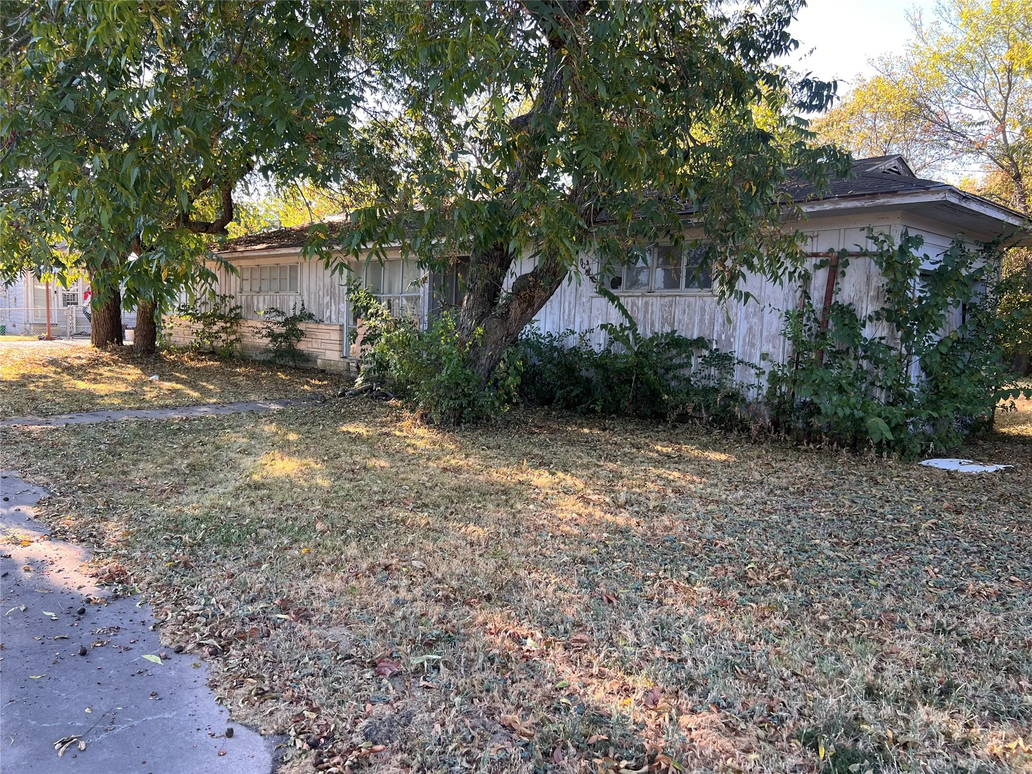 Single Family Residence For Sale in Johnson County , 107 W Elm, Alvarado, Texas 76009, 3 Bedroom, 1 Bathroom, 1 Garage spaces, 1,176 Sqft, built in 1945, mls#21376874, Real Estate Agent in Alvarado, Homes For Sale in Johnson county, Homes For Sale in Alvarado, Realtor in Alvarado Texas, Real Estate Brokerage Independent Realty Texas, Luminita Cordes Realtor