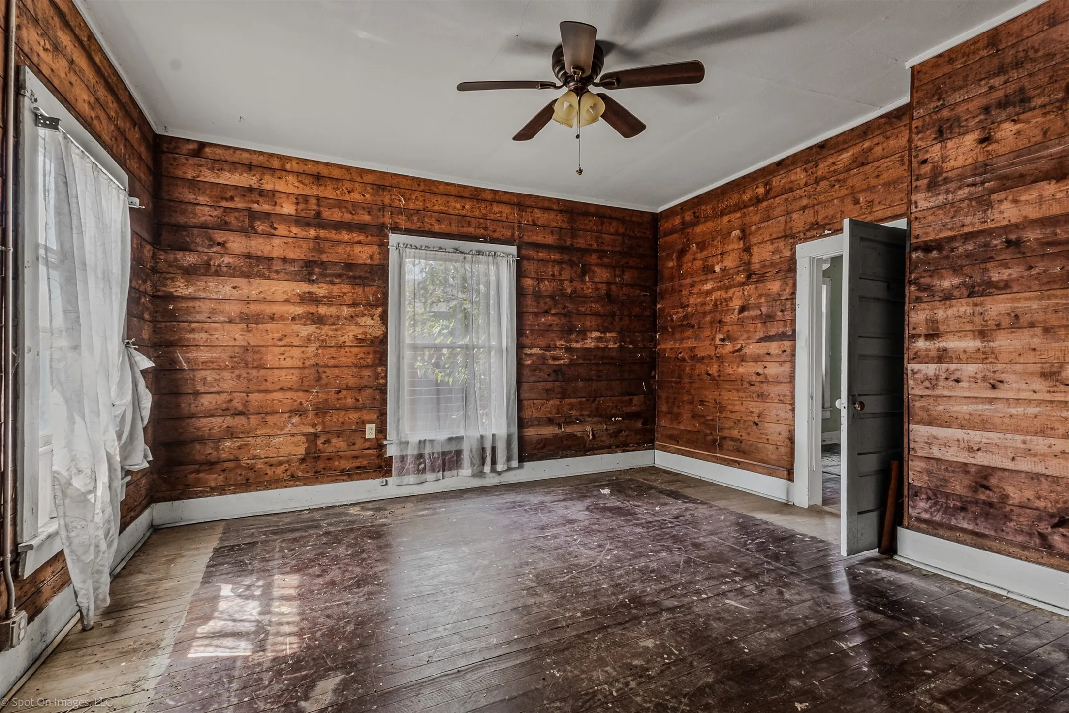 Single Family Residence For Sale in Kaufman County , 304 N Catherine Street, Terrell, Texas 75160, 3 Bedroom, 1 Bathroom, Garage spaces, 2,056 Sqft, built in 1915, mls#21374239, Real Estate Agent in Terrell, Homes For Sale in Kaufman county, Homes For Sale in Terrell, Realtor in Terrell Texas, Real Estate Brokerage Independent Realty Texas, Luminita Cordes Realtor