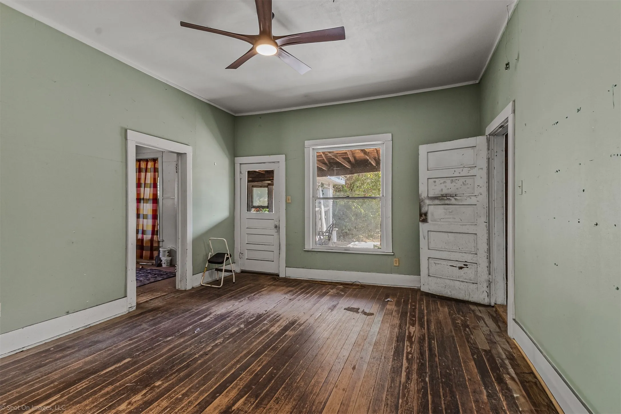 Single Family Residence For Sale in Kaufman County , 304 N Catherine Street, Terrell, Texas 75160, 3 Bedroom, 1 Bathroom, Garage spaces, 2,056 Sqft, built in 1915, mls#21374239, Real Estate Agent in Terrell, Homes For Sale in Kaufman county, Homes For Sale in Terrell, Realtor in Terrell Texas, Real Estate Brokerage Independent Realty Texas, Luminita Cordes Realtor