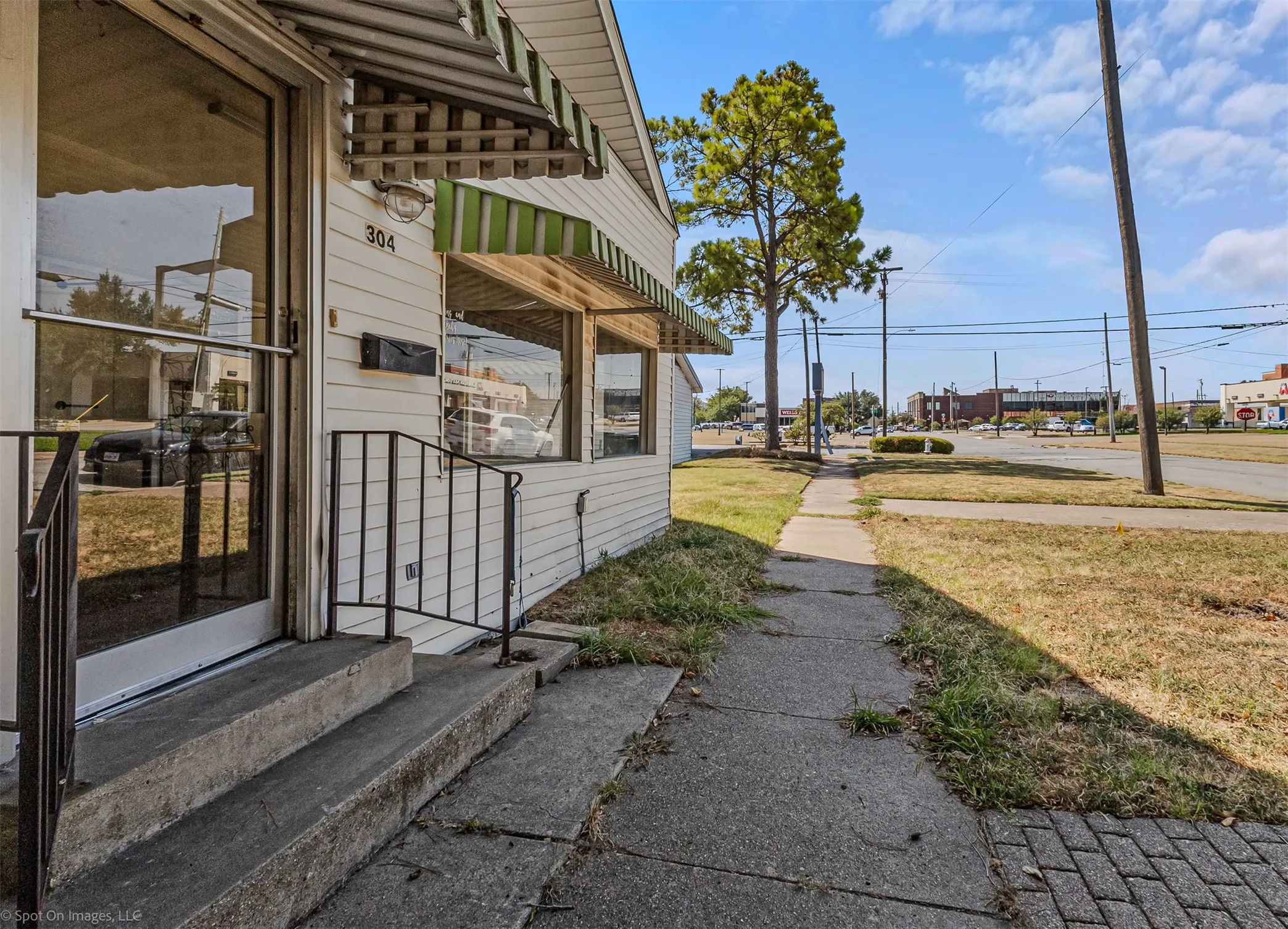 Single Family Residence For Sale in Kaufman County , 304 N Catherine Street, Terrell, Texas 75160, 3 Bedroom, 1 Bathroom, Garage spaces, 2,056 Sqft, built in 1915, mls#21374239, Real Estate Agent in Terrell, Homes For Sale in Kaufman county, Homes For Sale in Terrell, Realtor in Terrell Texas, Real Estate Brokerage Independent Realty Texas, Luminita Cordes Realtor