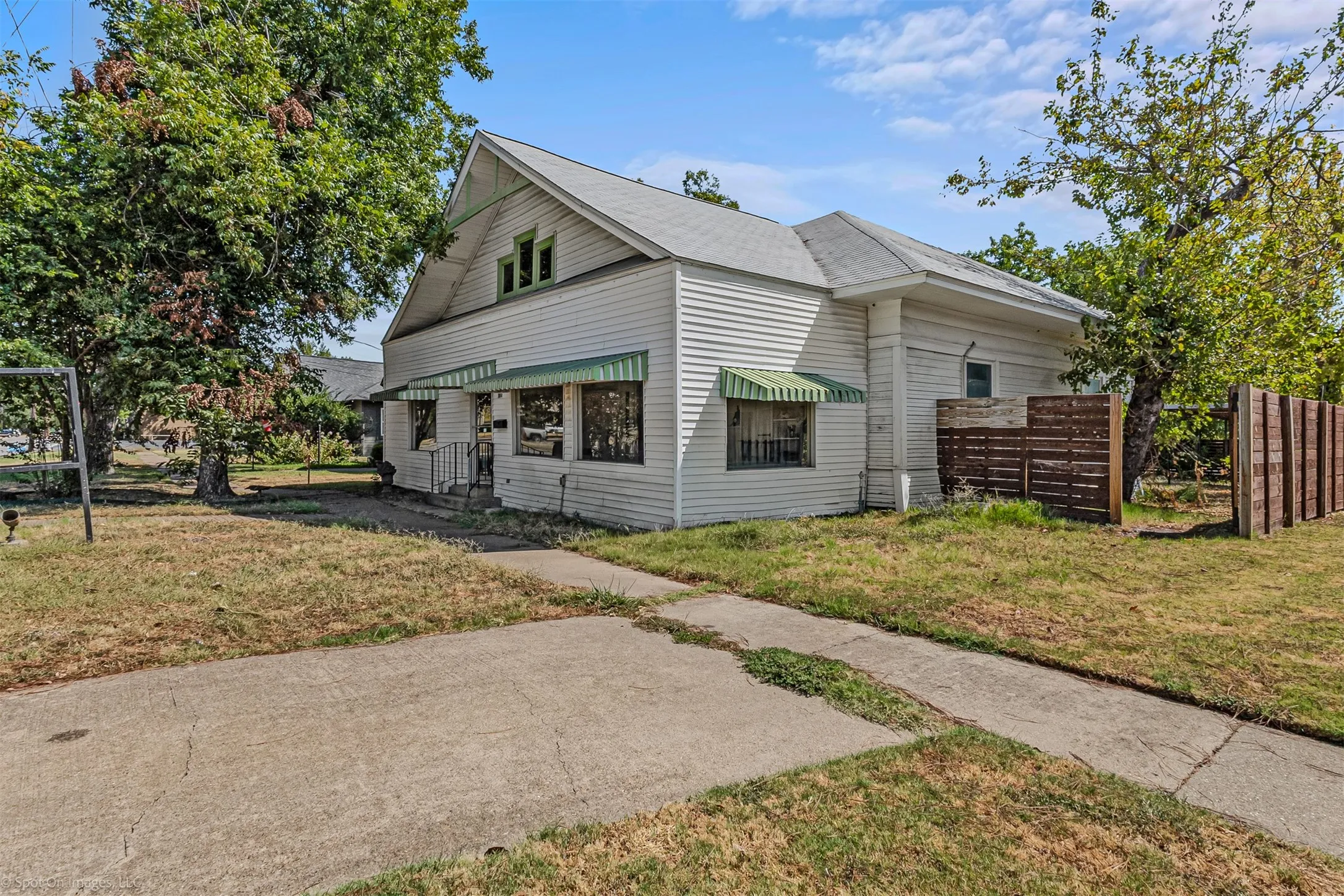 Single Family Residence For Sale in Kaufman County , 304 N Catherine Street, Terrell, Texas 75160, 3 Bedroom, 1 Bathroom, Garage spaces, 2,056 Sqft, built in 1915, mls#21374239, Real Estate Agent in Terrell, Homes For Sale in Kaufman county, Homes For Sale in Terrell, Realtor in Terrell Texas, Real Estate Brokerage Independent Realty Texas, Luminita Cordes Realtor
