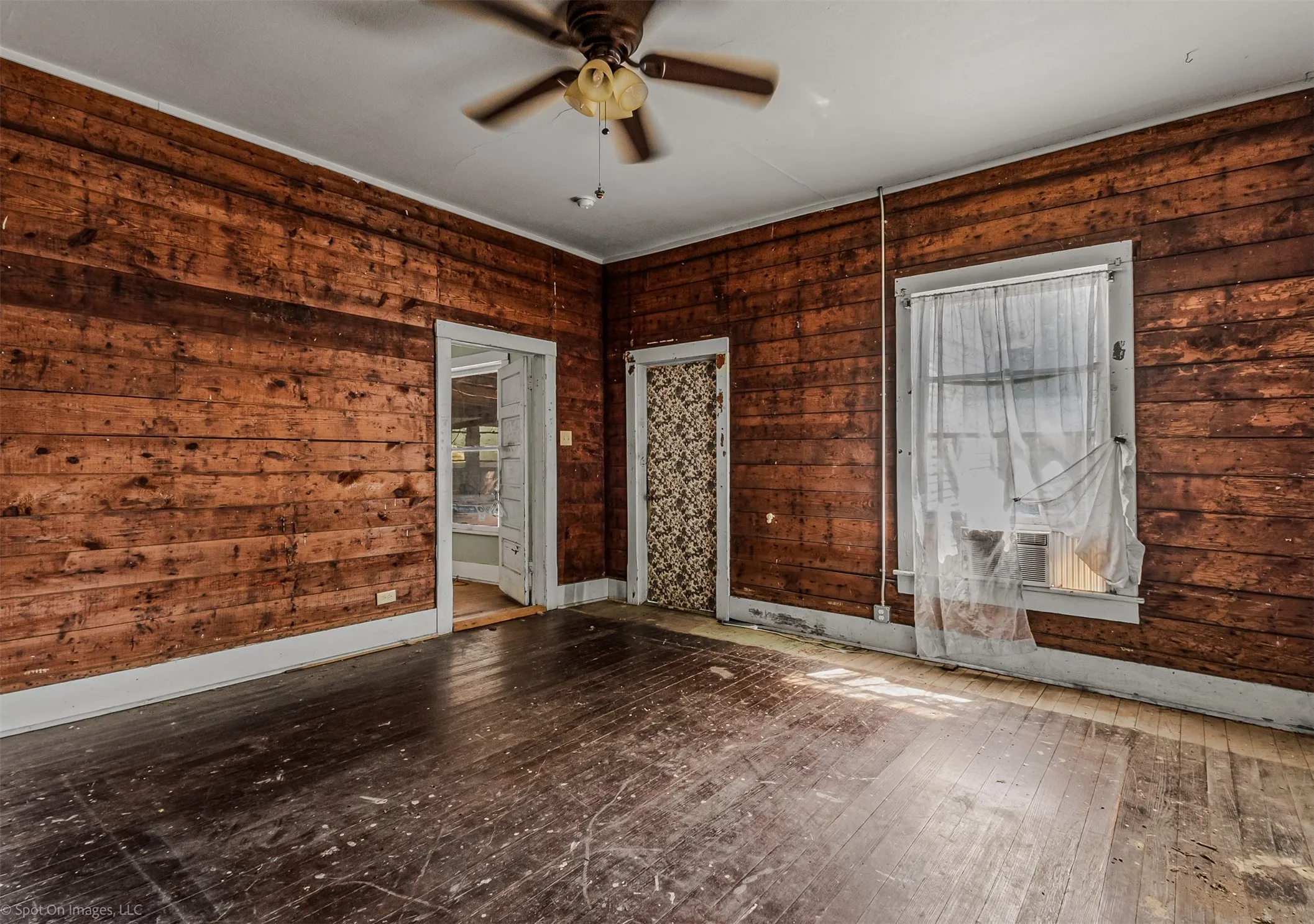Single Family Residence For Sale in Kaufman County , 304 N Catherine Street, Terrell, Texas 75160, 3 Bedroom, 1 Bathroom, Garage spaces, 2,056 Sqft, built in 1915, mls#21374239, Real Estate Agent in Terrell, Homes For Sale in Kaufman county, Homes For Sale in Terrell, Realtor in Terrell Texas, Real Estate Brokerage Independent Realty Texas, Luminita Cordes Realtor