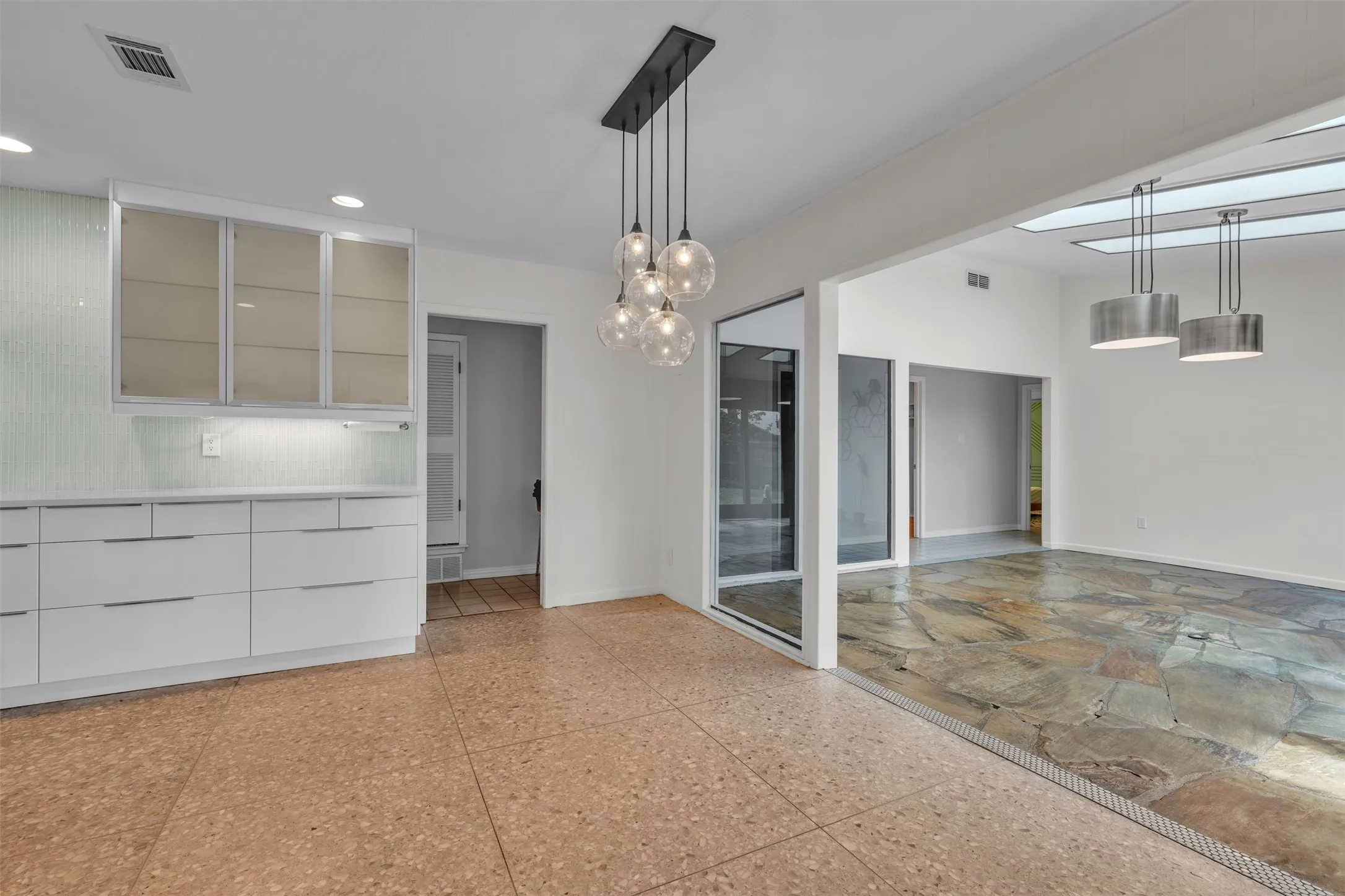 Single Family Residence For Sale in Tarrant County , 4900 Wondol Court, North Richland Hills, Texas 76053, 3 Bedroom, 4 Bathroom, 4 Garage spaces, 3,371 Sqft, built in 1963, mls#21376249, Real Estate Agent in North Richland Hills, Homes For Sale in Tarrant county, Homes For Sale in North Richland Hills, Realtor in North Richland Hills Texas, Real Estate Brokerage Independent Realty Texas, Luminita Cordes Realtor
