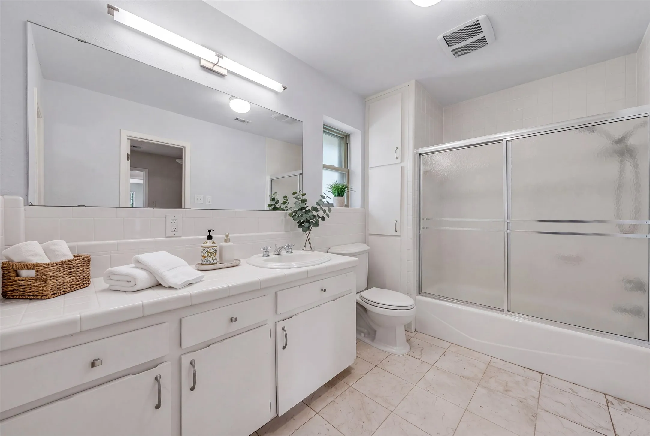 Single Family Residence For Sale in Tarrant County , 4900 Wondol Court, North Richland Hills, Texas 76053, 3 Bedroom, 4 Bathroom, 4 Garage spaces, 3,371 Sqft, built in 1963, mls#21376249, Real Estate Agent in North Richland Hills, Homes For Sale in Tarrant county, Homes For Sale in North Richland Hills, Realtor in North Richland Hills Texas, Real Estate Brokerage Independent Realty Texas, Luminita Cordes Realtor
