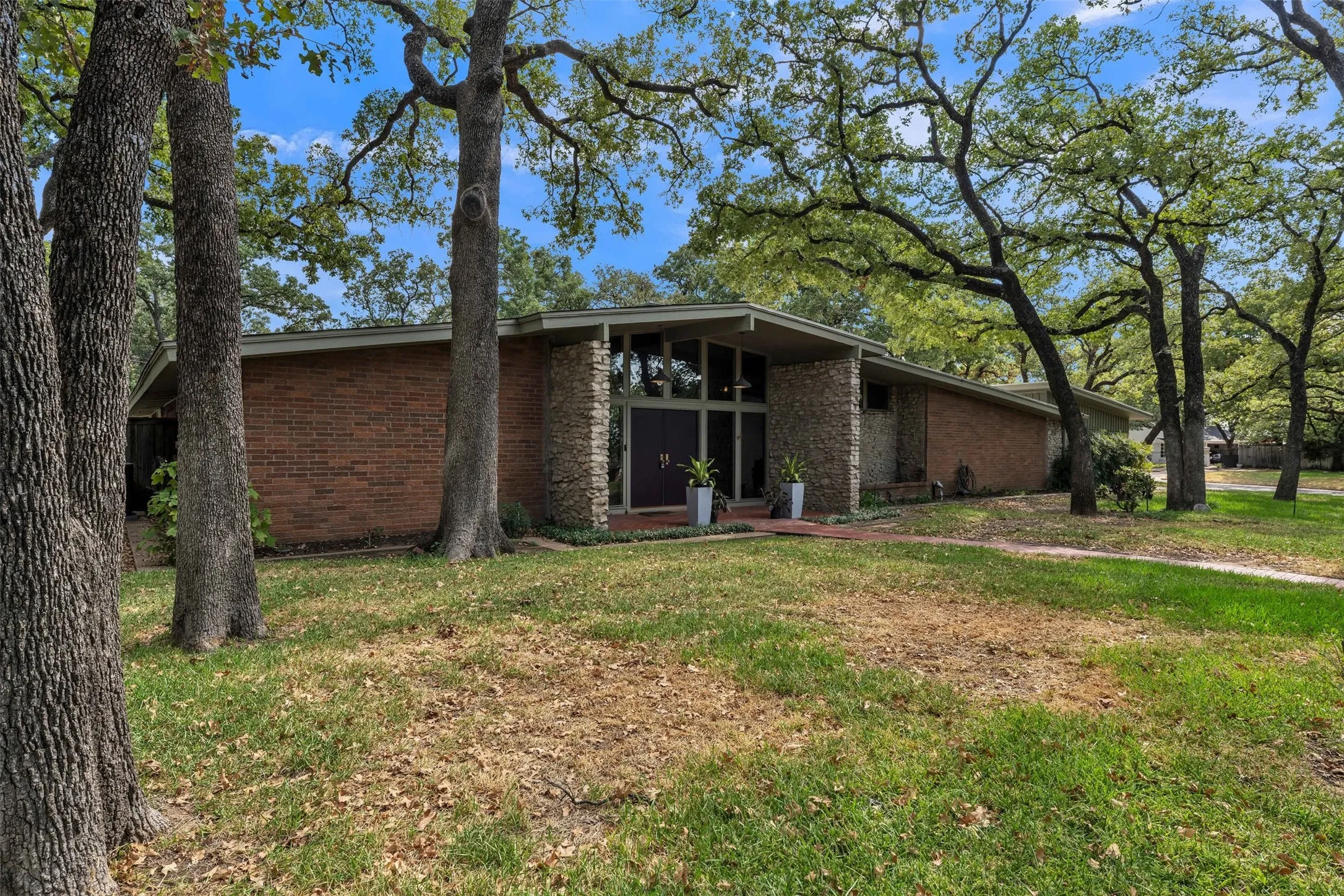 Single Family Residence For Sale in Tarrant County , 4900 Wondol Court, North Richland Hills, Texas 76053, 3 Bedroom, 4 Bathroom, 4 Garage spaces, 3,371 Sqft, built in 1963, mls#21376249, Real Estate Agent in North Richland Hills, Homes For Sale in Tarrant county, Homes For Sale in North Richland Hills, Realtor in North Richland Hills Texas, Real Estate Brokerage Independent Realty Texas, Luminita Cordes Realtor