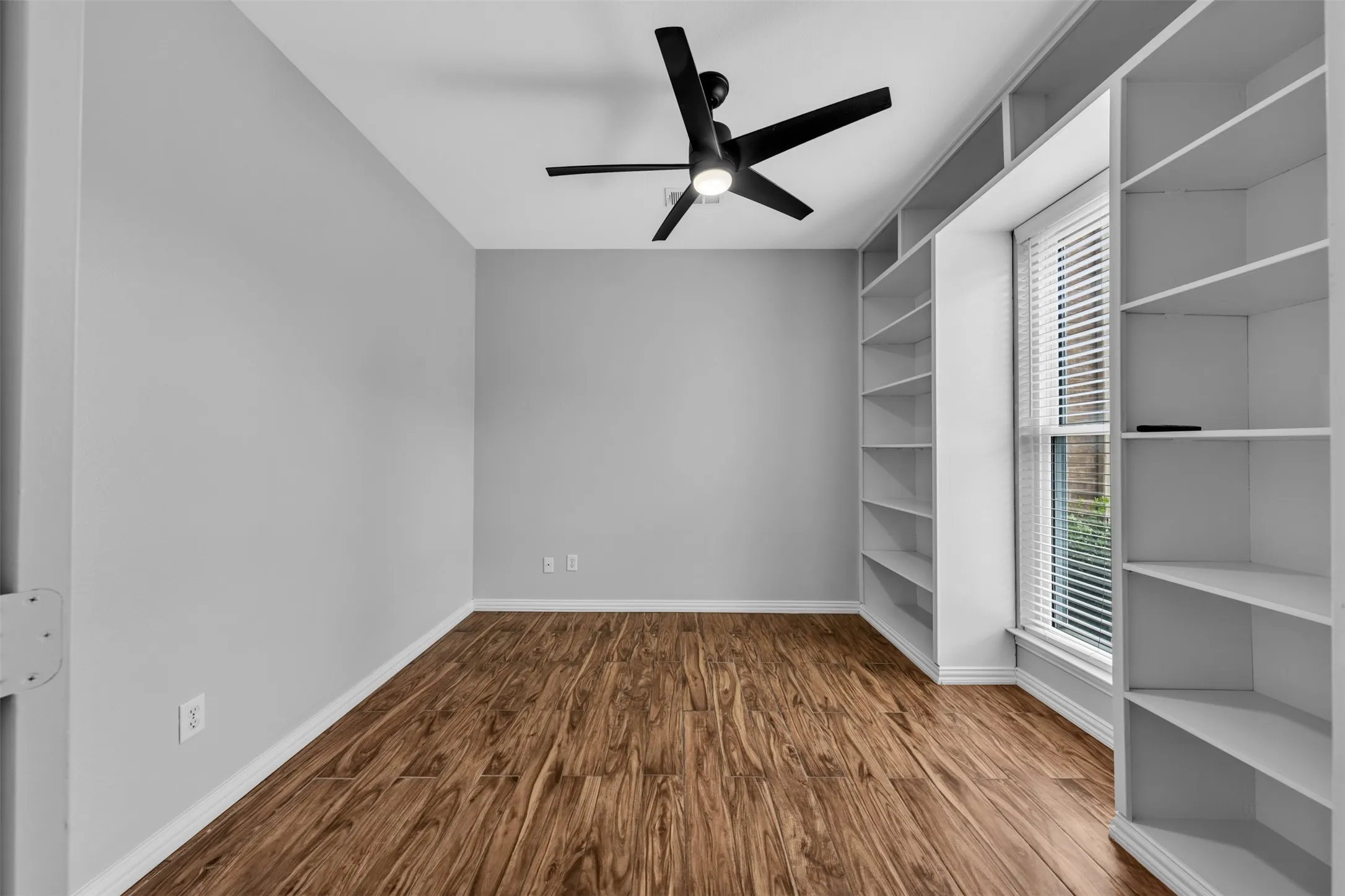 Single Family Residence For Sale in Dallas County , 321 Carissa Court, Mesquite, Texas 75150, 4 Bedroom, 3 Bathroom, 2 Garage spaces, 2,655 Sqft, built in 2003, mls#21376359, Real Estate Agent in Mesquite, Homes For Sale in Dallas county, Homes For Sale in Mesquite, Realtor in Mesquite Texas, Real Estate Brokerage Independent Realty Texas, Luminita Cordes Realtor