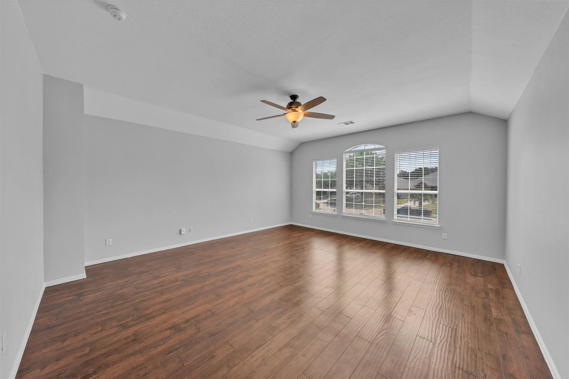 Single Family Residence For Sale in Dallas County , 321 Carissa Court, Mesquite, Texas 75150, 4 Bedroom, 3 Bathroom, 2 Garage spaces, 2,655 Sqft, built in 2003, mls#21376359, Real Estate Agent in Mesquite, Homes For Sale in Dallas county, Homes For Sale in Mesquite, Realtor in Mesquite Texas, Real Estate Brokerage Independent Realty Texas, Luminita Cordes Realtor