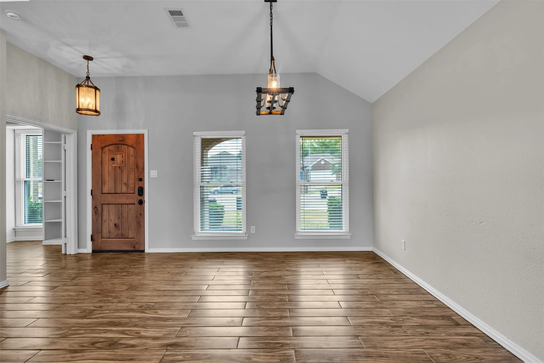 Single Family Residence For Sale in Dallas County , 321 Carissa Court, Mesquite, Texas 75150, 4 Bedroom, 3 Bathroom, 2 Garage spaces, 2,655 Sqft, built in 2003, mls#21376359, Real Estate Agent in Mesquite, Homes For Sale in Dallas county, Homes For Sale in Mesquite, Realtor in Mesquite Texas, Real Estate Brokerage Independent Realty Texas, Luminita Cordes Realtor