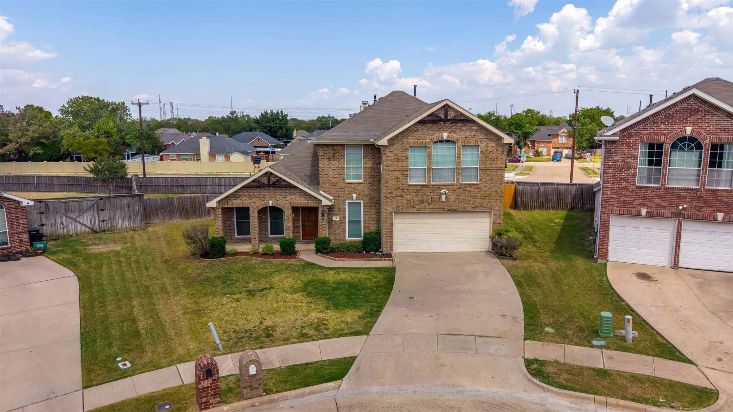 Single Family Residence For Sale in Dallas County , 321 Carissa Court, Mesquite, Texas 75150, 4 Bedroom, 3 Bathroom, 2 Garage spaces, 2,655 Sqft, built in 2003, mls#21376359, Real Estate Agent in Mesquite, Homes For Sale in Dallas county, Homes For Sale in Mesquite, Realtor in Mesquite Texas, Real Estate Brokerage Independent Realty Texas, Luminita Cordes Realtor