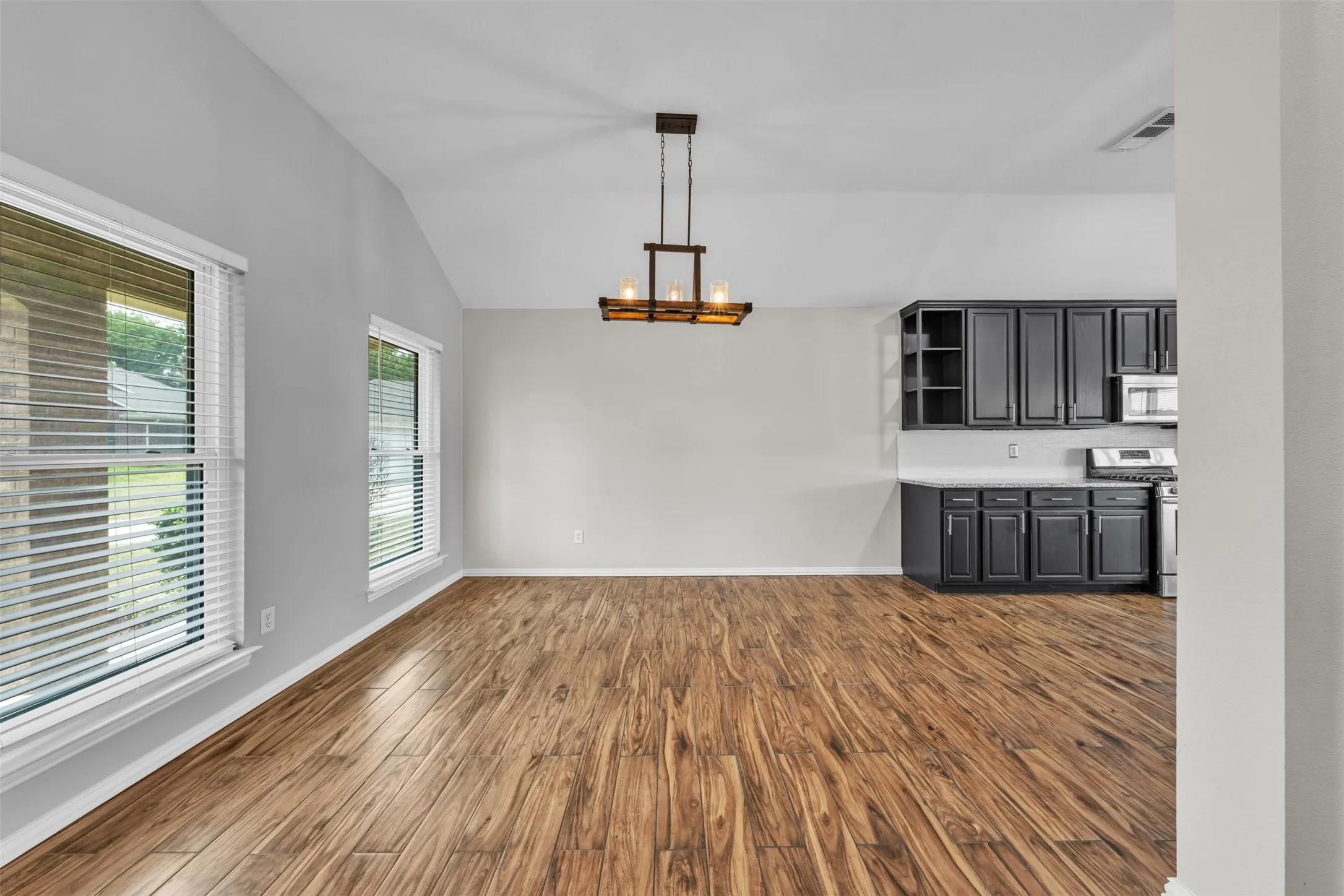 Single Family Residence For Sale in Dallas County , 321 Carissa Court, Mesquite, Texas 75150, 4 Bedroom, 3 Bathroom, 2 Garage spaces, 2,655 Sqft, built in 2003, mls#21376359, Real Estate Agent in Mesquite, Homes For Sale in Dallas county, Homes For Sale in Mesquite, Realtor in Mesquite Texas, Real Estate Brokerage Independent Realty Texas, Luminita Cordes Realtor