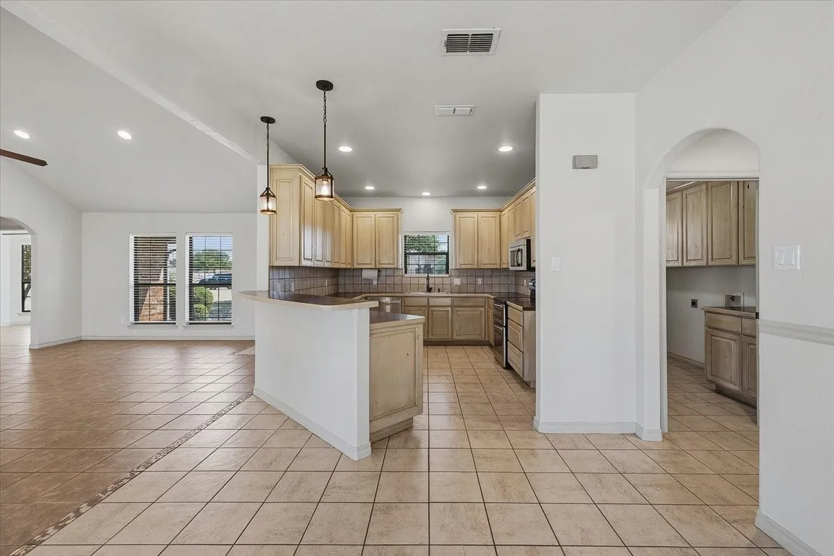 Single Family Residence For Sale in Parker County , 105 Savannah Drive, Weatherford, Texas 76087, 3 Bedroom, 2 Bathroom, 2 Garage spaces, 1,837 Sqft, built in 2005, mls#21373833, Real Estate Agent in Weatherford, Homes For Sale in Parker county, Homes For Sale in Weatherford, Realtor in Weatherford Texas, Real Estate Brokerage Independent Realty Texas, Luminita Cordes Realtor