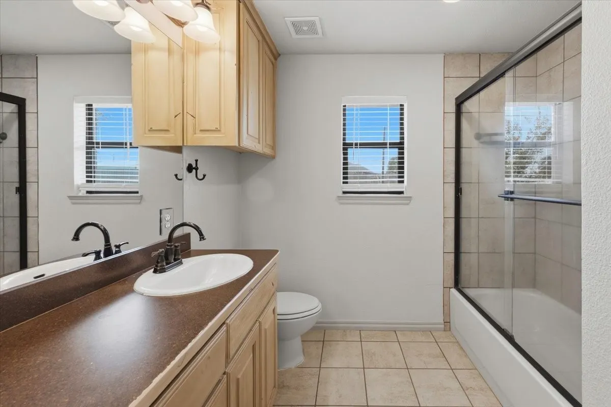 Single Family Residence For Sale in Parker County , 105 Savannah Drive, Weatherford, Texas 76087, 3 Bedroom, 2 Bathroom, 2 Garage spaces, 1,837 Sqft, built in 2005, mls#21373833, Real Estate Agent in Weatherford, Homes For Sale in Parker county, Homes For Sale in Weatherford, Realtor in Weatherford Texas, Real Estate Brokerage Independent Realty Texas, Luminita Cordes Realtor