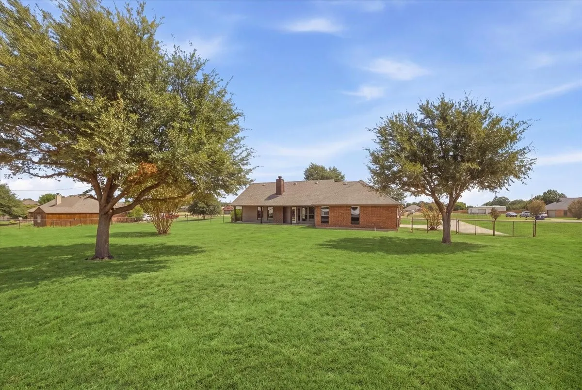 Single Family Residence For Sale in Parker County , 105 Savannah Drive, Weatherford, Texas 76087, 3 Bedroom, 2 Bathroom, 2 Garage spaces, 1,837 Sqft, built in 2005, mls#21373833, Real Estate Agent in Weatherford, Homes For Sale in Parker county, Homes For Sale in Weatherford, Realtor in Weatherford Texas, Real Estate Brokerage Independent Realty Texas, Luminita Cordes Realtor