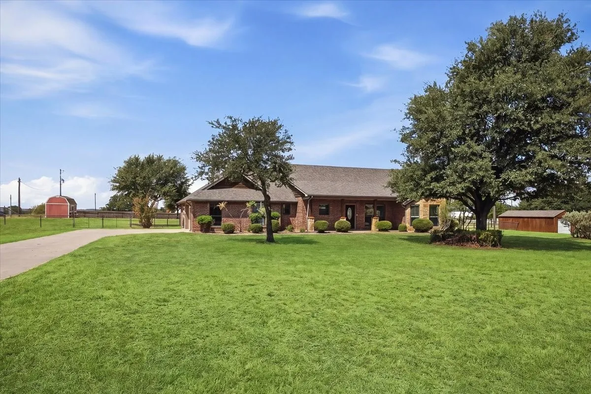Single Family Residence For Sale in Parker County , 105 Savannah Drive, Weatherford, Texas 76087, 3 Bedroom, 2 Bathroom, 2 Garage spaces, 1,837 Sqft, built in 2005, mls#21373833, Real Estate Agent in Weatherford, Homes For Sale in Parker county, Homes For Sale in Weatherford, Realtor in Weatherford Texas, Real Estate Brokerage Independent Realty Texas, Luminita Cordes Realtor