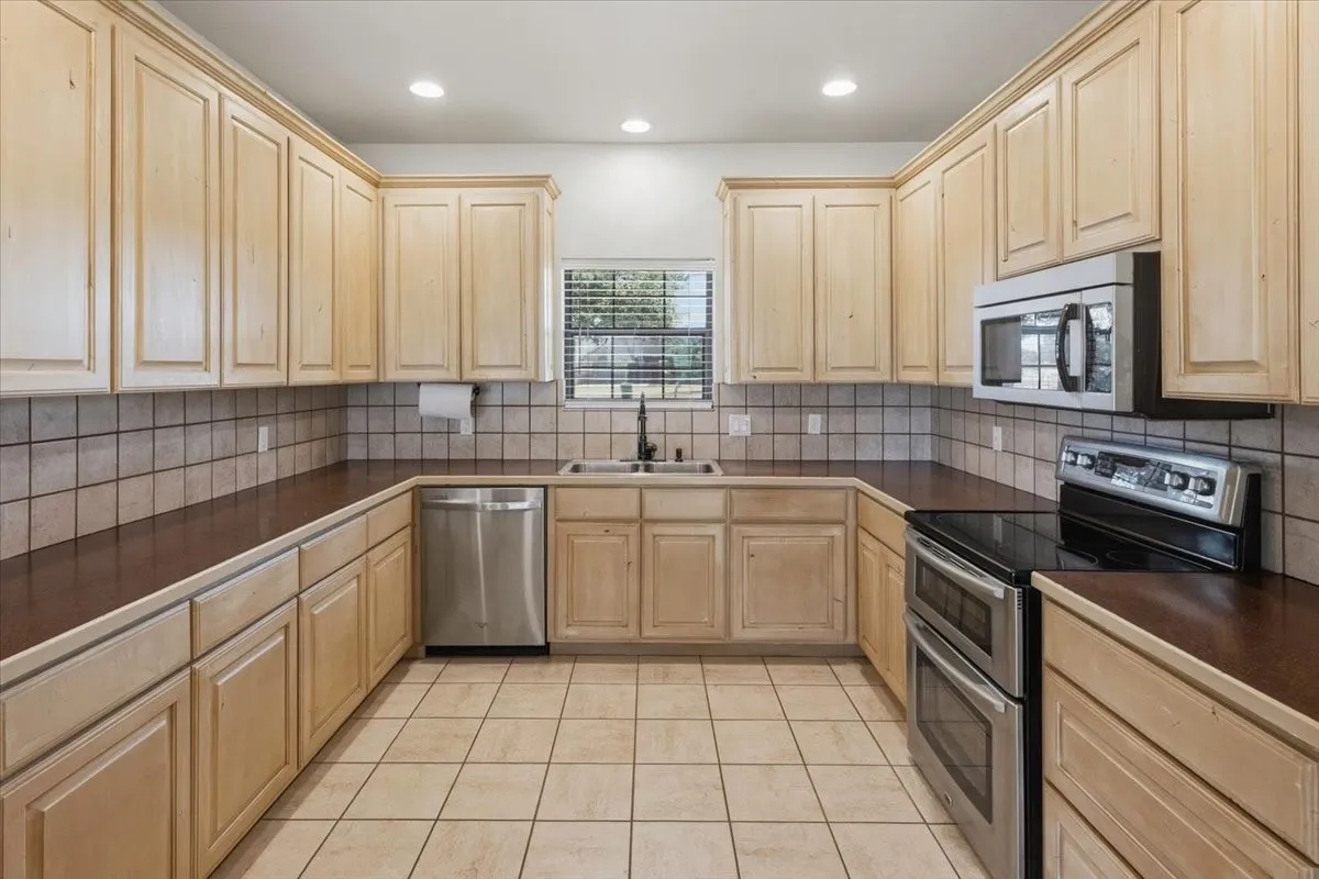 Single Family Residence For Sale in Parker County , 105 Savannah Drive, Weatherford, Texas 76087, 3 Bedroom, 2 Bathroom, 2 Garage spaces, 1,837 Sqft, built in 2005, mls#21373833, Real Estate Agent in Weatherford, Homes For Sale in Parker county, Homes For Sale in Weatherford, Realtor in Weatherford Texas, Real Estate Brokerage Independent Realty Texas, Luminita Cordes Realtor