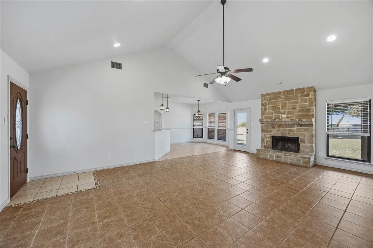 Single Family Residence For Sale in Parker County , 105 Savannah Drive, Weatherford, Texas 76087, 3 Bedroom, 2 Bathroom, 2 Garage spaces, 1,837 Sqft, built in 2005, mls#21373833, Real Estate Agent in Weatherford, Homes For Sale in Parker county, Homes For Sale in Weatherford, Realtor in Weatherford Texas, Real Estate Brokerage Independent Realty Texas, Luminita Cordes Realtor
