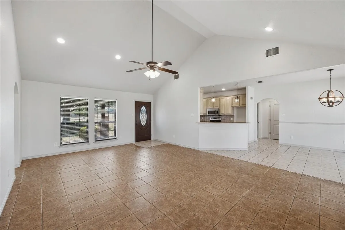 Single Family Residence For Sale in Parker County , 105 Savannah Drive, Weatherford, Texas 76087, 3 Bedroom, 2 Bathroom, 2 Garage spaces, 1,837 Sqft, built in 2005, mls#21373833, Real Estate Agent in Weatherford, Homes For Sale in Parker county, Homes For Sale in Weatherford, Realtor in Weatherford Texas, Real Estate Brokerage Independent Realty Texas, Luminita Cordes Realtor