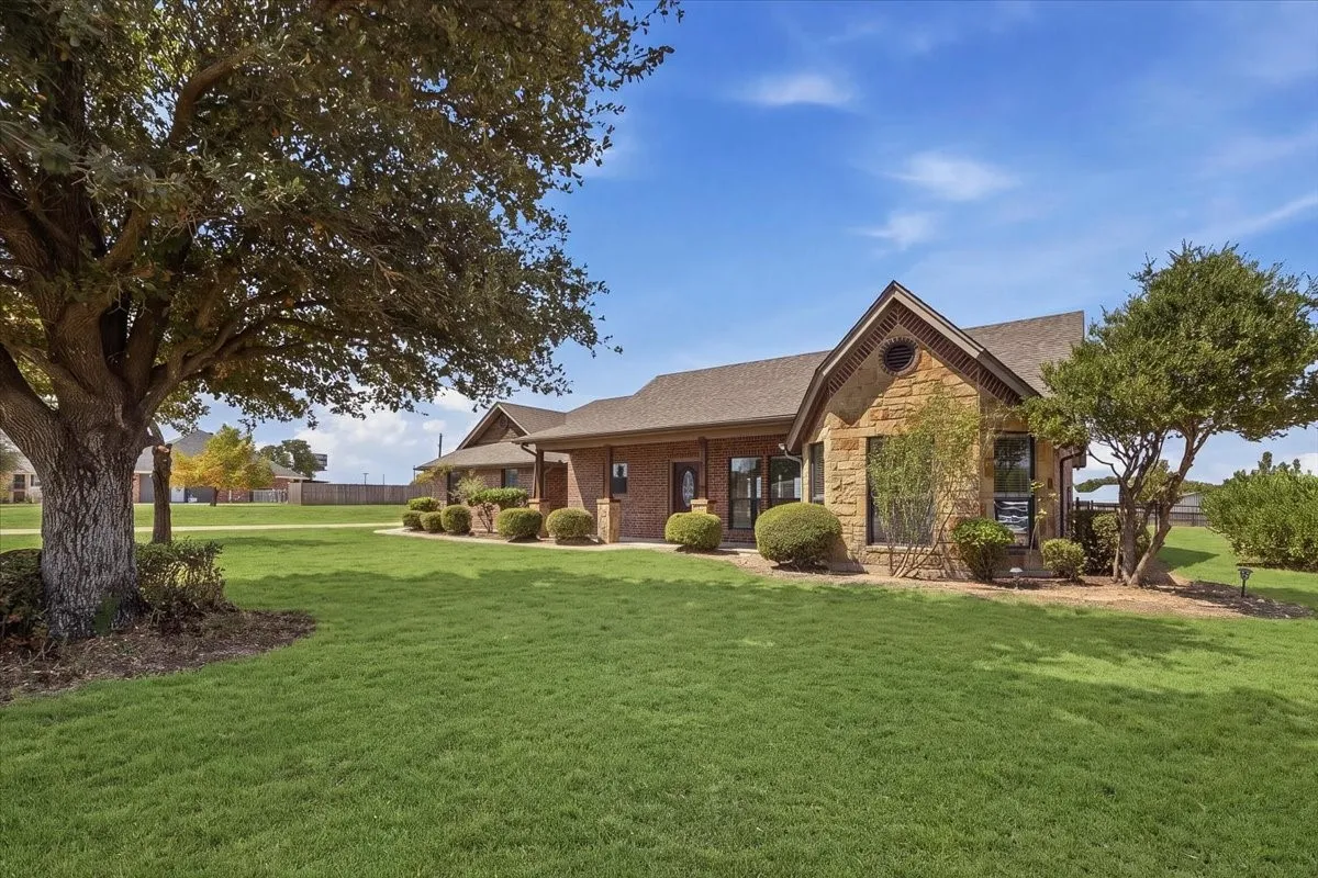 Single Family Residence For Sale in Parker County , 105 Savannah Drive, Weatherford, Texas 76087, 3 Bedroom, 2 Bathroom, 2 Garage spaces, 1,837 Sqft, built in 2005, mls#21373833, Real Estate Agent in Weatherford, Homes For Sale in Parker county, Homes For Sale in Weatherford, Realtor in Weatherford Texas, Real Estate Brokerage Independent Realty Texas, Luminita Cordes Realtor