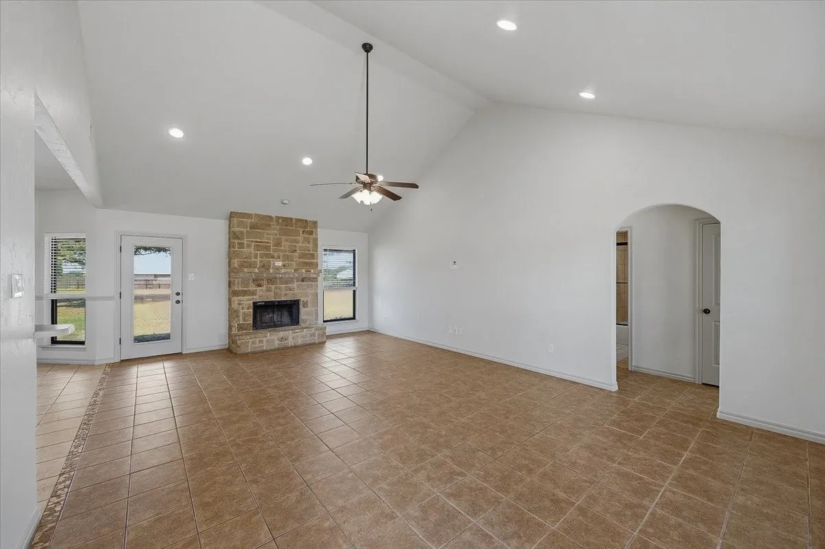 Single Family Residence For Sale in Parker County , 105 Savannah Drive, Weatherford, Texas 76087, 3 Bedroom, 2 Bathroom, 2 Garage spaces, 1,837 Sqft, built in 2005, mls#21373833, Real Estate Agent in Weatherford, Homes For Sale in Parker county, Homes For Sale in Weatherford, Realtor in Weatherford Texas, Real Estate Brokerage Independent Realty Texas, Luminita Cordes Realtor