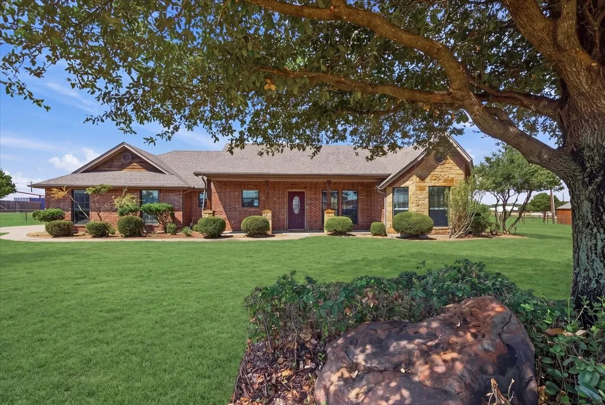 Single Family Residence For Sale in Parker County , 105 Savannah Drive, Weatherford, Texas 76087, 3 Bedroom, 2 Bathroom, 2 Garage spaces, 1,837 Sqft, built in 2005, mls#21373833, Real Estate Agent in Weatherford, Homes For Sale in Parker county, Homes For Sale in Weatherford, Realtor in Weatherford Texas, Real Estate Brokerage Independent Realty Texas, Luminita Cordes Realtor