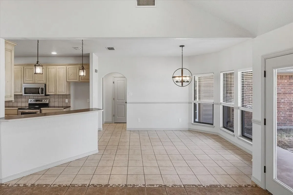 Single Family Residence For Sale in Parker County , 105 Savannah Drive, Weatherford, Texas 76087, 3 Bedroom, 2 Bathroom, 2 Garage spaces, 1,837 Sqft, built in 2005, mls#21373833, Real Estate Agent in Weatherford, Homes For Sale in Parker county, Homes For Sale in Weatherford, Realtor in Weatherford Texas, Real Estate Brokerage Independent Realty Texas, Luminita Cordes Realtor