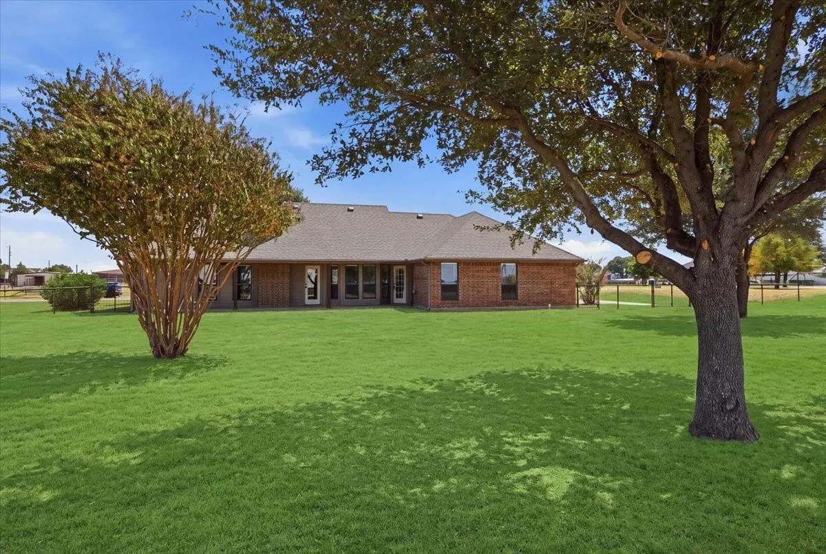 Single Family Residence For Sale in Parker County , 105 Savannah Drive, Weatherford, Texas 76087, 3 Bedroom, 2 Bathroom, 2 Garage spaces, 1,837 Sqft, built in 2005, mls#21373833, Real Estate Agent in Weatherford, Homes For Sale in Parker county, Homes For Sale in Weatherford, Realtor in Weatherford Texas, Real Estate Brokerage Independent Realty Texas, Luminita Cordes Realtor