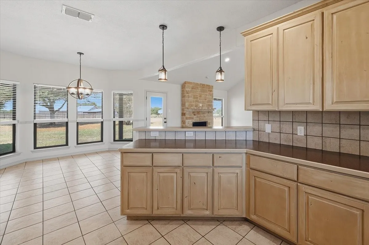 Single Family Residence For Sale in Parker County , 105 Savannah Drive, Weatherford, Texas 76087, 3 Bedroom, 2 Bathroom, 2 Garage spaces, 1,837 Sqft, built in 2005, mls#21373833, Real Estate Agent in Weatherford, Homes For Sale in Parker county, Homes For Sale in Weatherford, Realtor in Weatherford Texas, Real Estate Brokerage Independent Realty Texas, Luminita Cordes Realtor