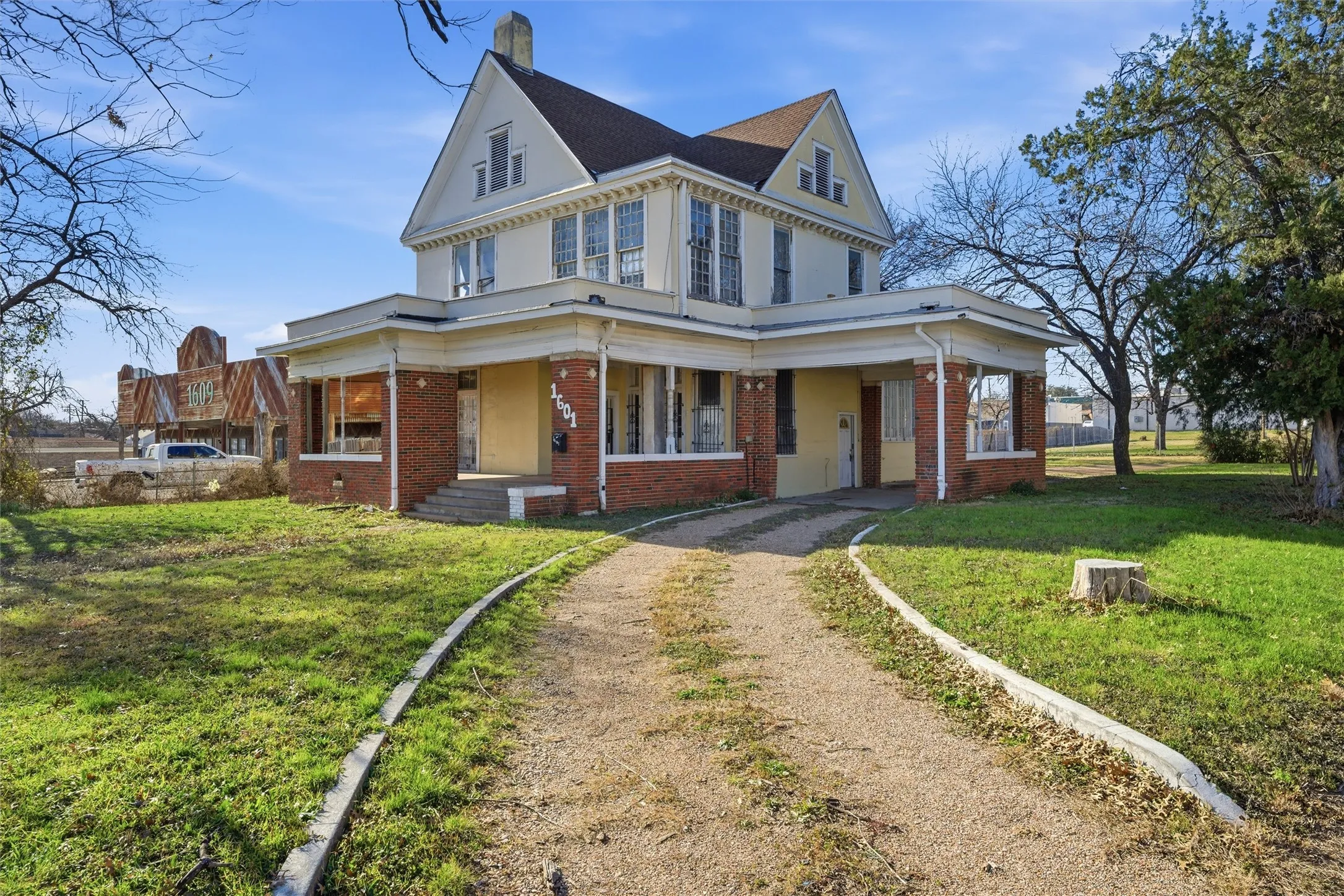 Single Family Residence For Sale in Mc Lennan County , 1601 Columbus Avenue, Waco, Texas 76701, 4 Bedroom, 2 Bathroom, 2 Garage spaces, 3,708 Sqft, built in 1900, mls#21375986, Real Estate Agent in Waco, Homes For Sale in Mc Lennan county, Homes For Sale in Waco, Realtor in Waco Texas, Real Estate Brokerage Independent Realty Texas, Luminita Cordes Realtor