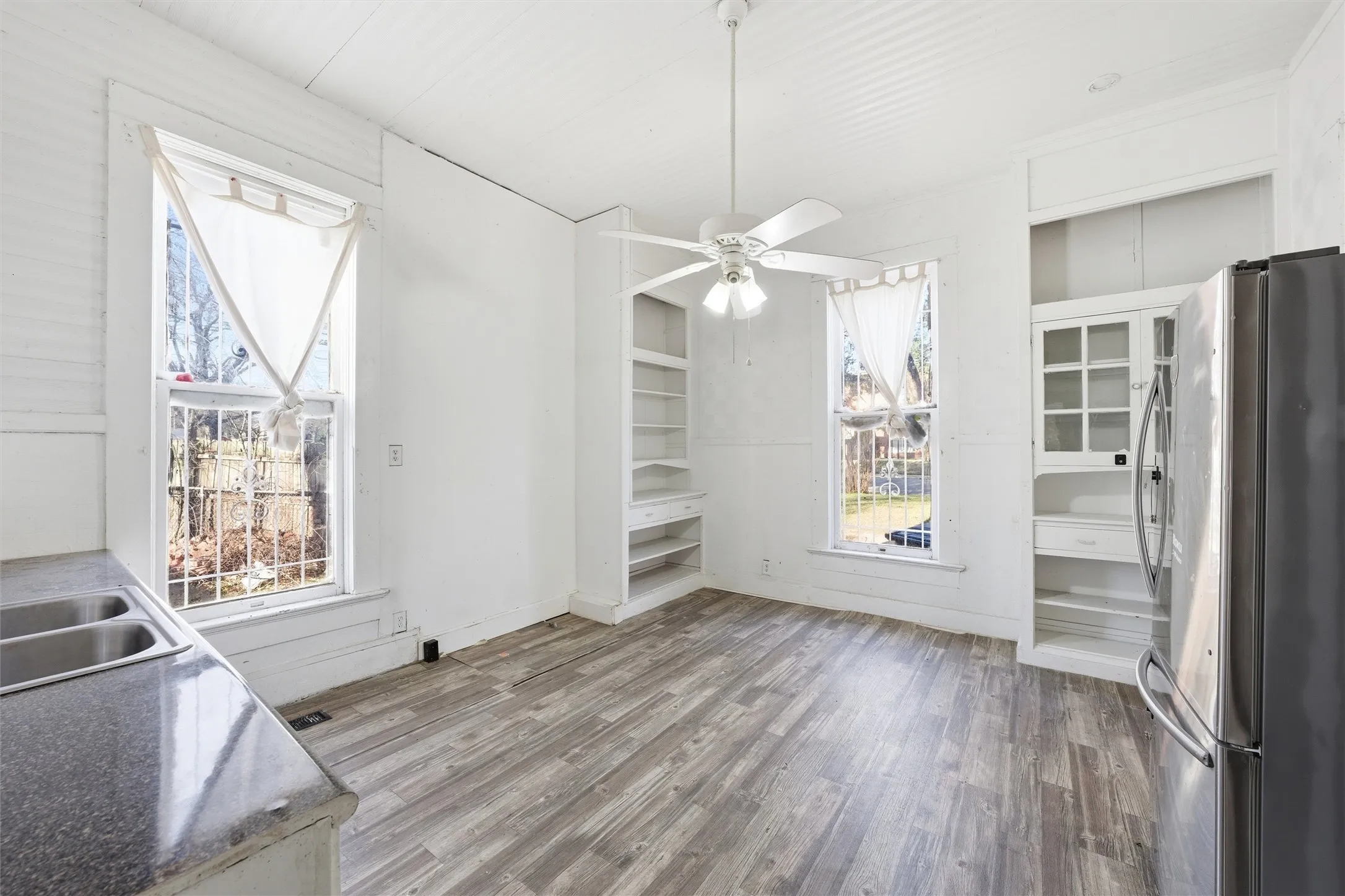 Single Family Residence For Sale in Mc Lennan County , 1601 Columbus Avenue, Waco, Texas 76701, 4 Bedroom, 2 Bathroom, 2 Garage spaces, 3,708 Sqft, built in 1900, mls#21375986, Real Estate Agent in Waco, Homes For Sale in Mc Lennan county, Homes For Sale in Waco, Realtor in Waco Texas, Real Estate Brokerage Independent Realty Texas, Luminita Cordes Realtor