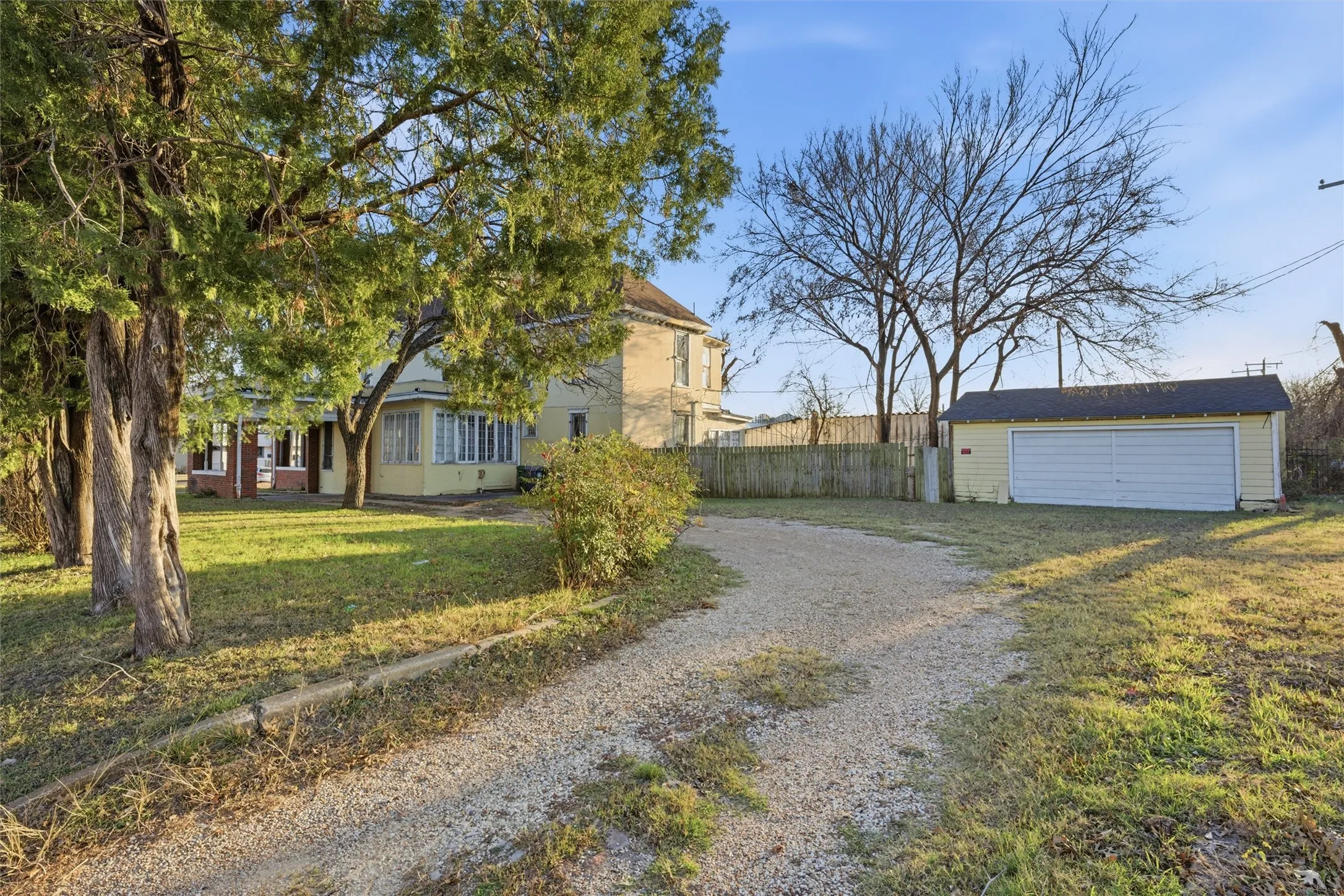 Single Family Residence For Sale in Mc Lennan County , 1601 Columbus Avenue, Waco, Texas 76701, 4 Bedroom, 2 Bathroom, 2 Garage spaces, 3,708 Sqft, built in 1900, mls#21375986, Real Estate Agent in Waco, Homes For Sale in Mc Lennan county, Homes For Sale in Waco, Realtor in Waco Texas, Real Estate Brokerage Independent Realty Texas, Luminita Cordes Realtor