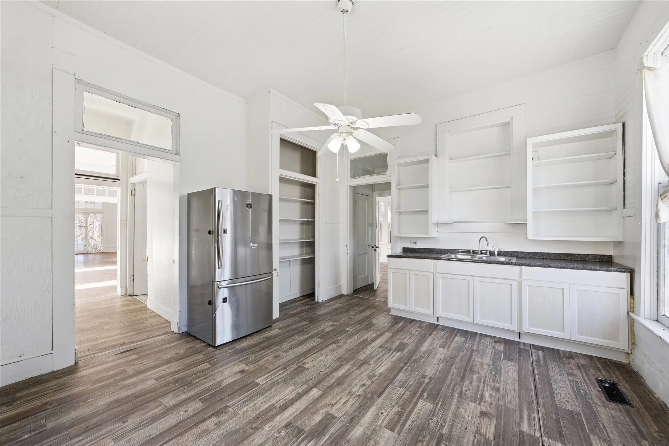 Single Family Residence For Sale in Mc Lennan County , 1601 Columbus Avenue, Waco, Texas 76701, 4 Bedroom, 2 Bathroom, 2 Garage spaces, 3,708 Sqft, built in 1900, mls#21375986, Real Estate Agent in Waco, Homes For Sale in Mc Lennan county, Homes For Sale in Waco, Realtor in Waco Texas, Real Estate Brokerage Independent Realty Texas, Luminita Cordes Realtor