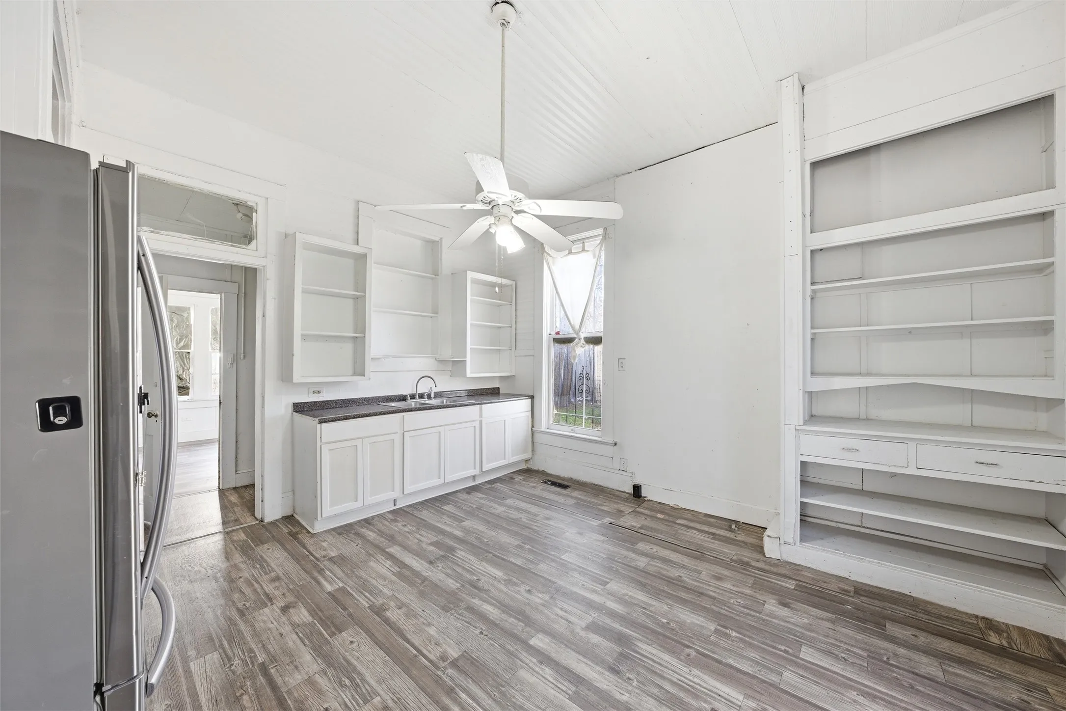 Single Family Residence For Sale in Mc Lennan County , 1601 Columbus Avenue, Waco, Texas 76701, 4 Bedroom, 2 Bathroom, 2 Garage spaces, 3,708 Sqft, built in 1900, mls#21375986, Real Estate Agent in Waco, Homes For Sale in Mc Lennan county, Homes For Sale in Waco, Realtor in Waco Texas, Real Estate Brokerage Independent Realty Texas, Luminita Cordes Realtor