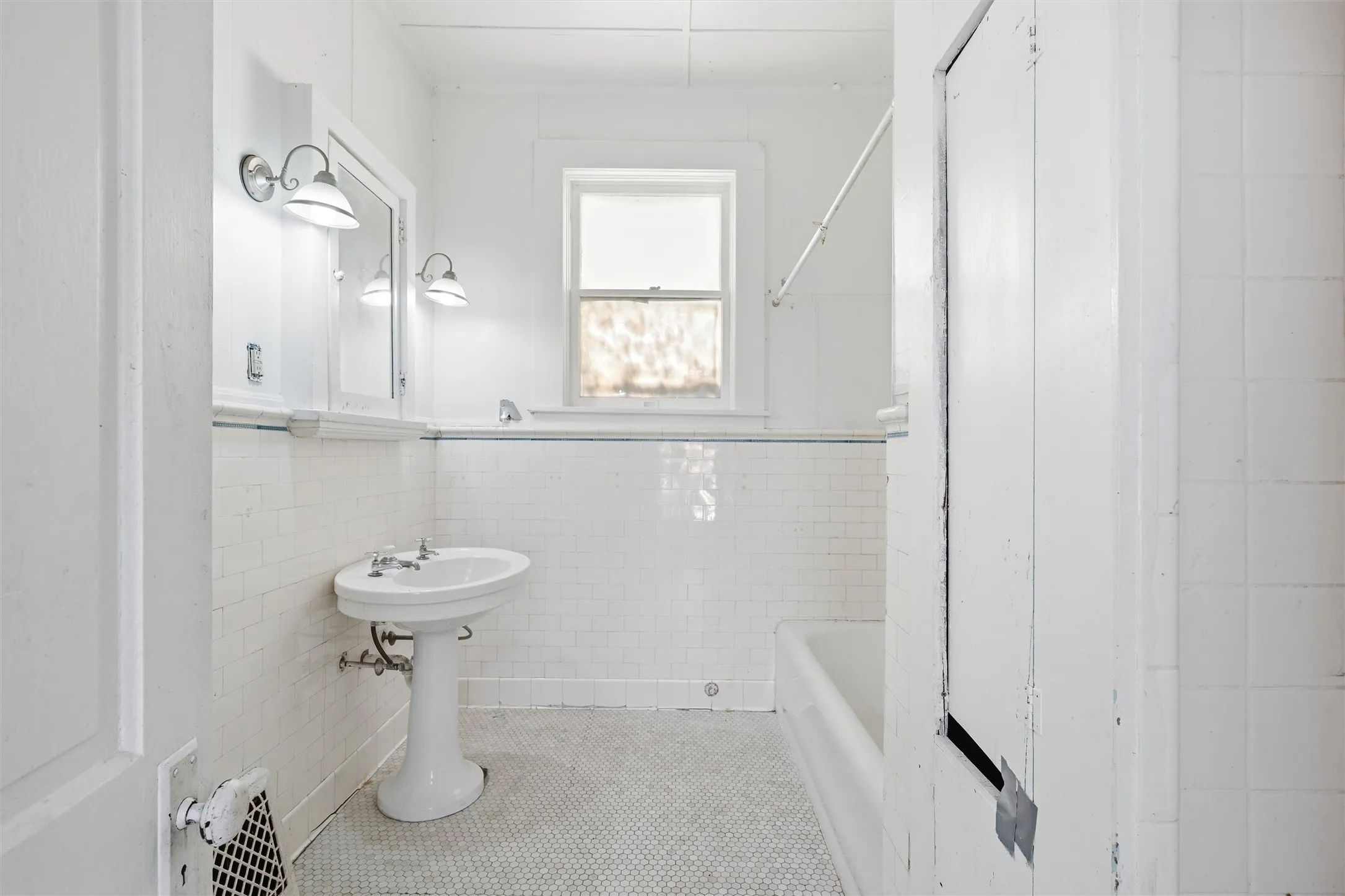 Single Family Residence For Sale in Mc Lennan County , 1601 Columbus Avenue, Waco, Texas 76701, 4 Bedroom, 2 Bathroom, 2 Garage spaces, 3,708 Sqft, built in 1900, mls#21375986, Real Estate Agent in Waco, Homes For Sale in Mc Lennan county, Homes For Sale in Waco, Realtor in Waco Texas, Real Estate Brokerage Independent Realty Texas, Luminita Cordes Realtor