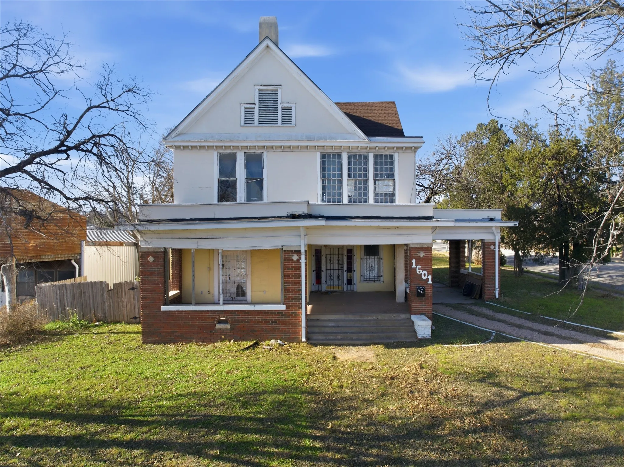 Single Family Residence For Sale in Mc Lennan County , 1601 Columbus Avenue, Waco, Texas 76701, 4 Bedroom, 2 Bathroom, 2 Garage spaces, 3,708 Sqft, built in 1900, mls#21375986, Real Estate Agent in Waco, Homes For Sale in Mc Lennan county, Homes For Sale in Waco, Realtor in Waco Texas, Real Estate Brokerage Independent Realty Texas, Luminita Cordes Realtor