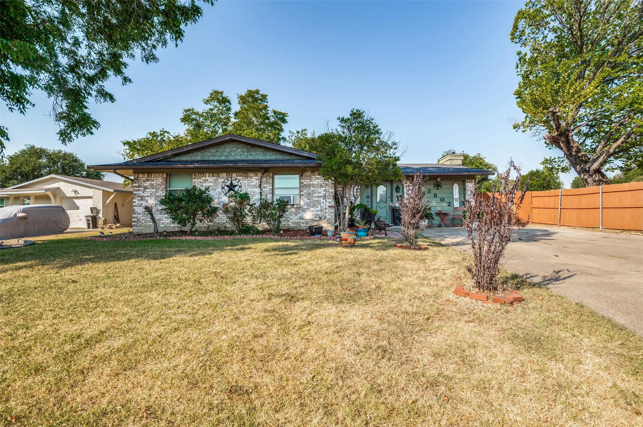 Single Family Residence For Sale in Dallas County , 3802 Yellowstone Street, Irving, Texas 75062, 3 Bedroom, 2 Bathroom, Garage spaces, 1,797 Sqft, built in 1964, mls#21361286, Real Estate Agent in Irving, Homes For Sale in Dallas county, Homes For Sale in Irving, Realtor in Irving Texas, Real Estate Brokerage Independent Realty Texas, Luminita Cordes Realtor