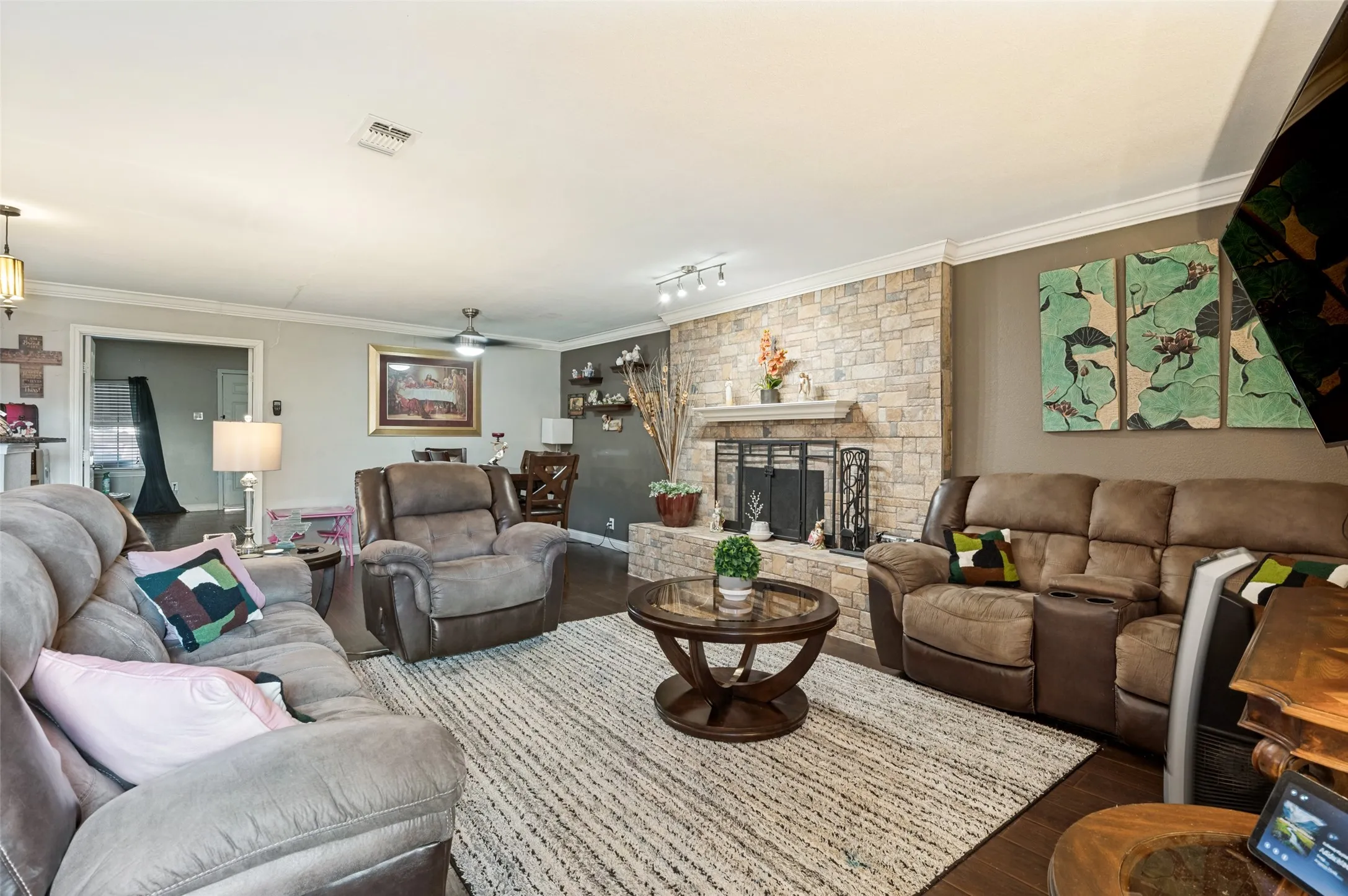 Open concept floor plan that is both relaxing and inviting