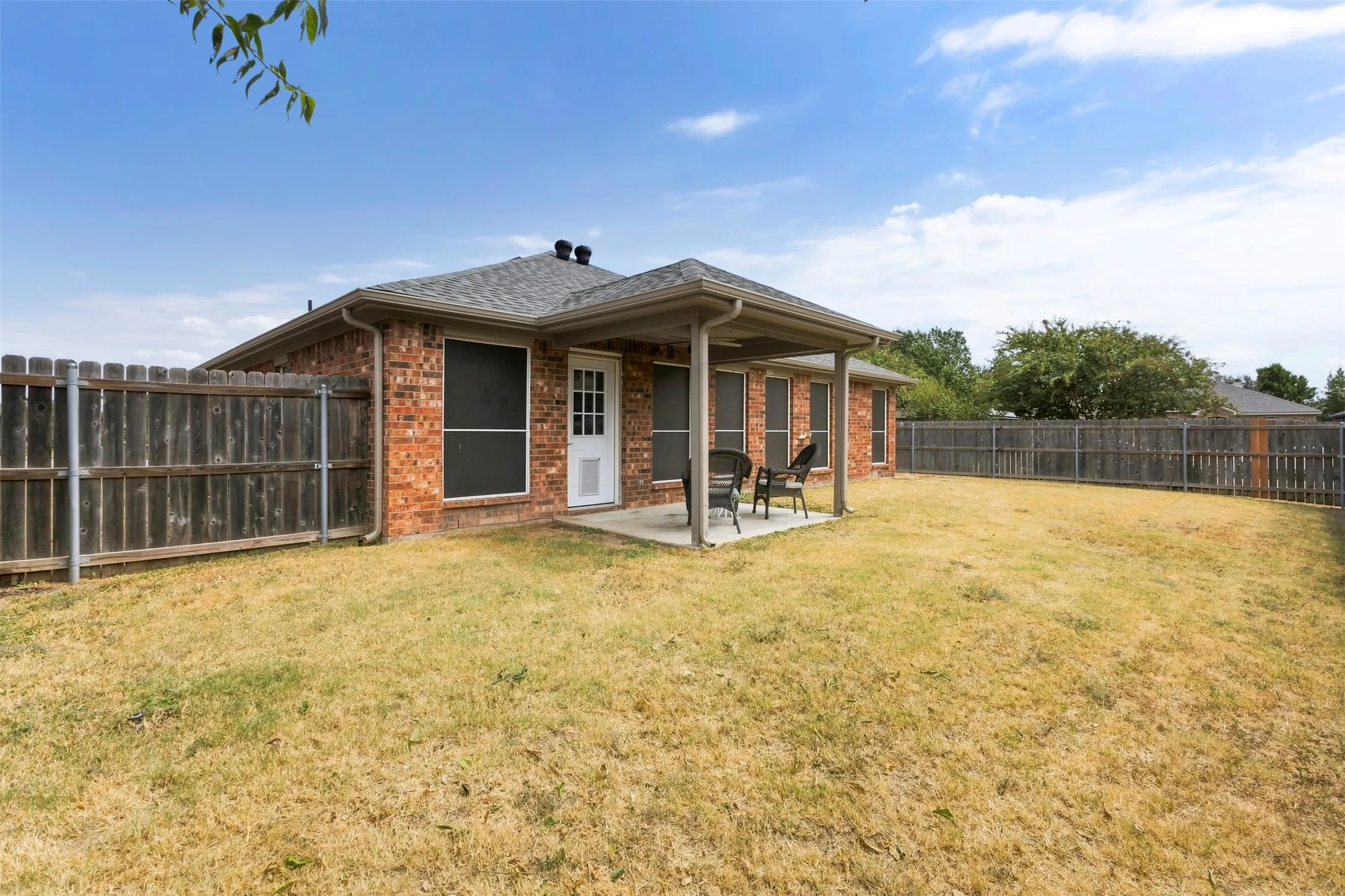 Single Family Residence For Sale in Tarrant County , 937 Behrens Court, Crowley, Texas 76036, 3 Bedroom, 2 Bathroom, 2 Garage spaces, 1,679 Sqft, built in 2006, mls#21364149, Real Estate Agent in Crowley, Homes For Sale in Tarrant county, Homes For Sale in Crowley, Realtor in Crowley Texas, Real Estate Brokerage Independent Realty Texas, Luminita Cordes Realtor