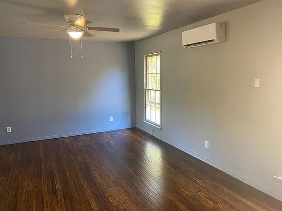 Single Family Residence For Rent in Dallas County , 6343 Parkdale Drive, Dallas, Texas 75227, 2 Bedroom, 1 Bathroom, 1 Garage spaces, 1,030 Sqft, built in 1950, mls#21376903, Real Estate Agent in Dallas, Homes For Rent in Dallas county, Homes For Rent in Dallas, Realtor in Dallas Texas, Real Estate Brokerage Independent Realty Texas, Luminita Cordes Realtor
