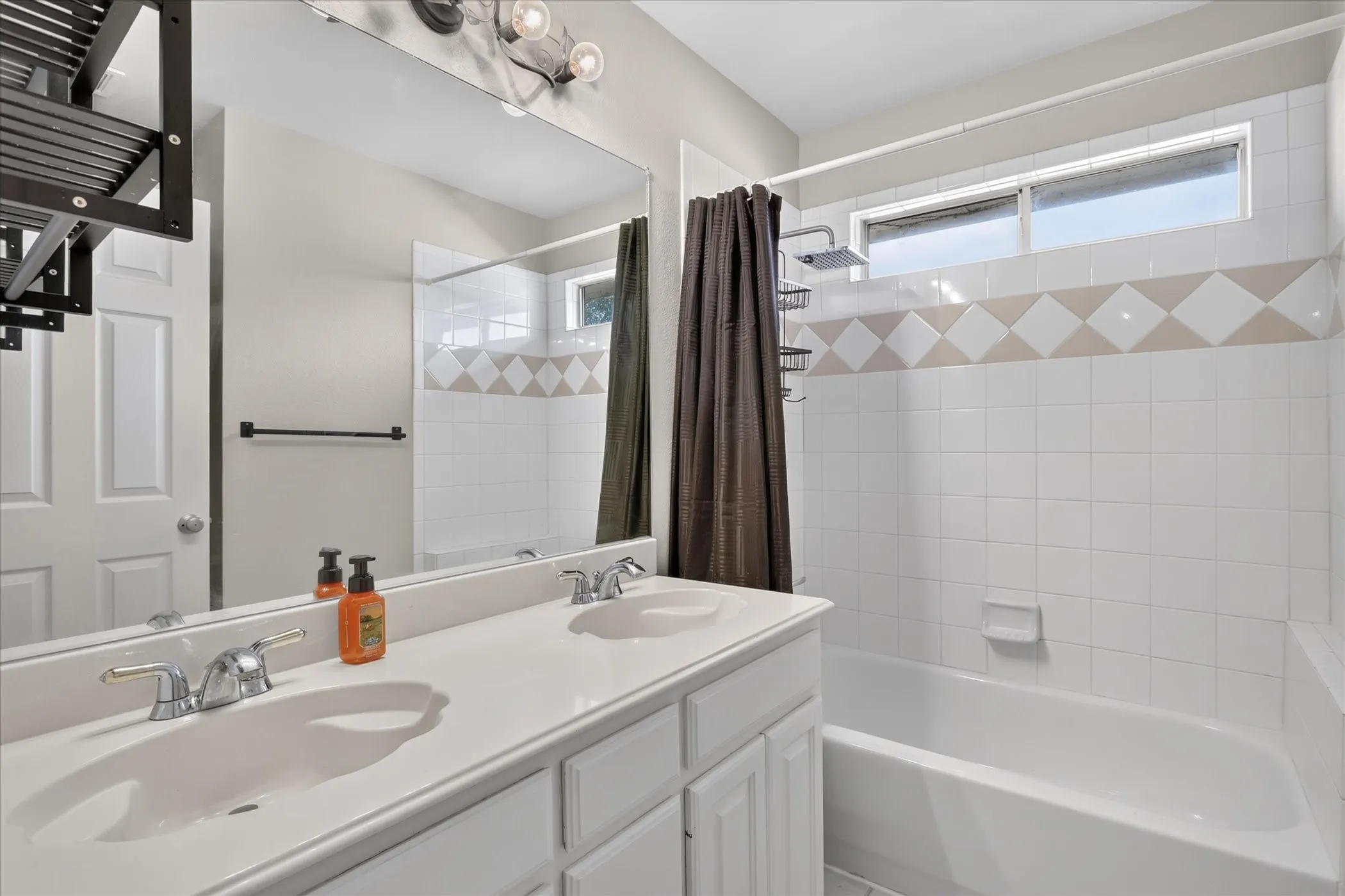 Single Family Residence For Sale in Denton County , 901 Brittany Drive, Lewisville, Texas 75067, 4 Bedroom, 3 Bathroom, 3 Garage spaces, 2,733 Sqft, built in 1997, mls#21376909, Real Estate Agent in Lewisville, Homes For Sale in Denton county, Homes For Sale in Lewisville, Realtor in Lewisville Texas, Real Estate Brokerage Independent Realty Texas, Luminita Cordes Realtor