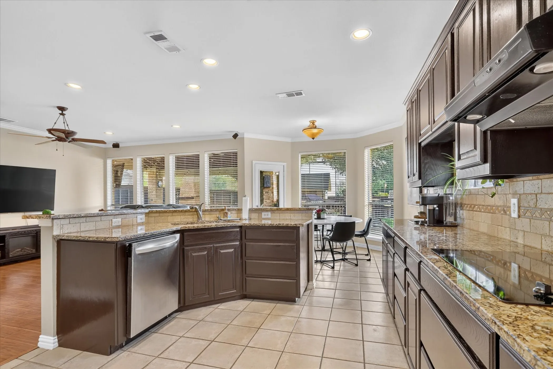 Single Family Residence For Sale in Denton County , 901 Brittany Drive, Lewisville, Texas 75067, 4 Bedroom, 3 Bathroom, 3 Garage spaces, 2,733 Sqft, built in 1997, mls#21376909, Real Estate Agent in Lewisville, Homes For Sale in Denton county, Homes For Sale in Lewisville, Realtor in Lewisville Texas, Real Estate Brokerage Independent Realty Texas, Luminita Cordes Realtor