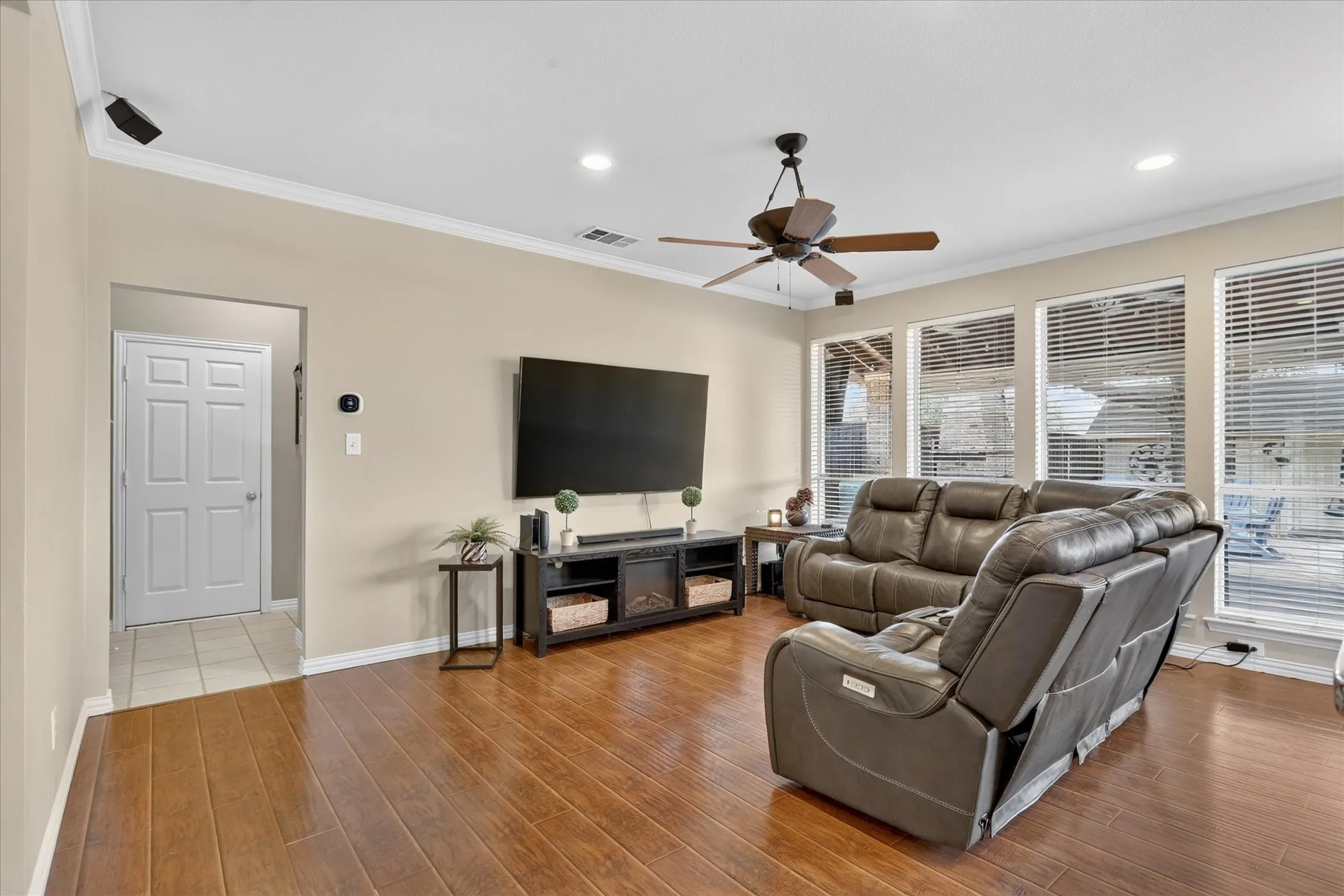 Single Family Residence For Sale in Denton County , 901 Brittany Drive, Lewisville, Texas 75067, 4 Bedroom, 3 Bathroom, 3 Garage spaces, 2,733 Sqft, built in 1997, mls#21376909, Real Estate Agent in Lewisville, Homes For Sale in Denton county, Homes For Sale in Lewisville, Realtor in Lewisville Texas, Real Estate Brokerage Independent Realty Texas, Luminita Cordes Realtor