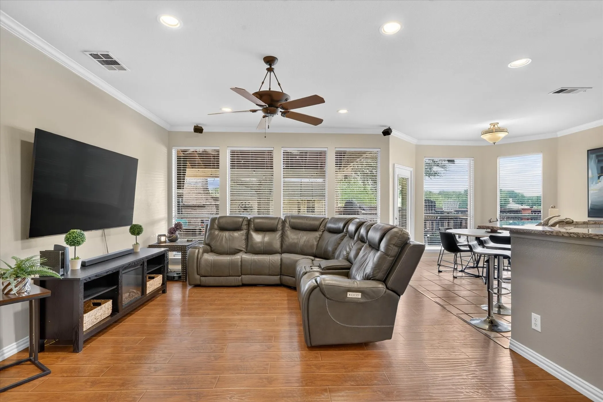 Single Family Residence For Sale in Denton County , 901 Brittany Drive, Lewisville, Texas 75067, 4 Bedroom, 3 Bathroom, 3 Garage spaces, 2,733 Sqft, built in 1997, mls#21376909, Real Estate Agent in Lewisville, Homes For Sale in Denton county, Homes For Sale in Lewisville, Realtor in Lewisville Texas, Real Estate Brokerage Independent Realty Texas, Luminita Cordes Realtor