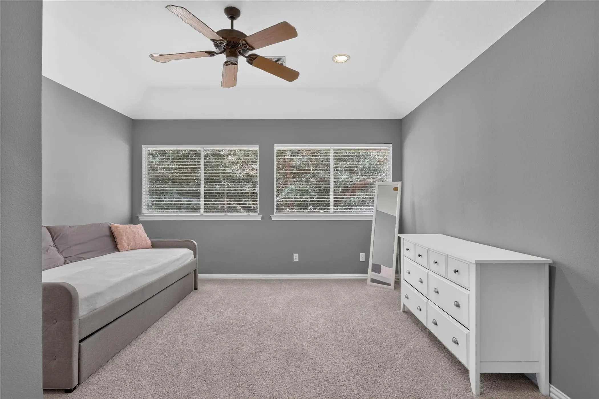 Single Family Residence For Sale in Denton County , 901 Brittany Drive, Lewisville, Texas 75067, 4 Bedroom, 3 Bathroom, 3 Garage spaces, 2,733 Sqft, built in 1997, mls#21376909, Real Estate Agent in Lewisville, Homes For Sale in Denton county, Homes For Sale in Lewisville, Realtor in Lewisville Texas, Real Estate Brokerage Independent Realty Texas, Luminita Cordes Realtor