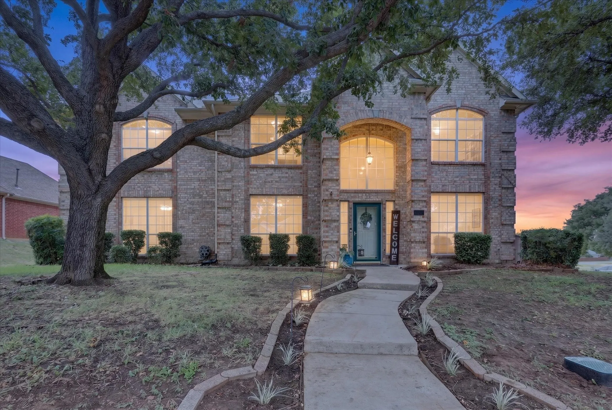 Single Family Residence For Sale in Denton County , 901 Brittany Drive, Lewisville, Texas 75067, 4 Bedroom, 3 Bathroom, 3 Garage spaces, 2,733 Sqft, built in 1997, mls#21376909, Real Estate Agent in Lewisville, Homes For Sale in Denton county, Homes For Sale in Lewisville, Realtor in Lewisville Texas, Real Estate Brokerage Independent Realty Texas, Luminita Cordes Realtor