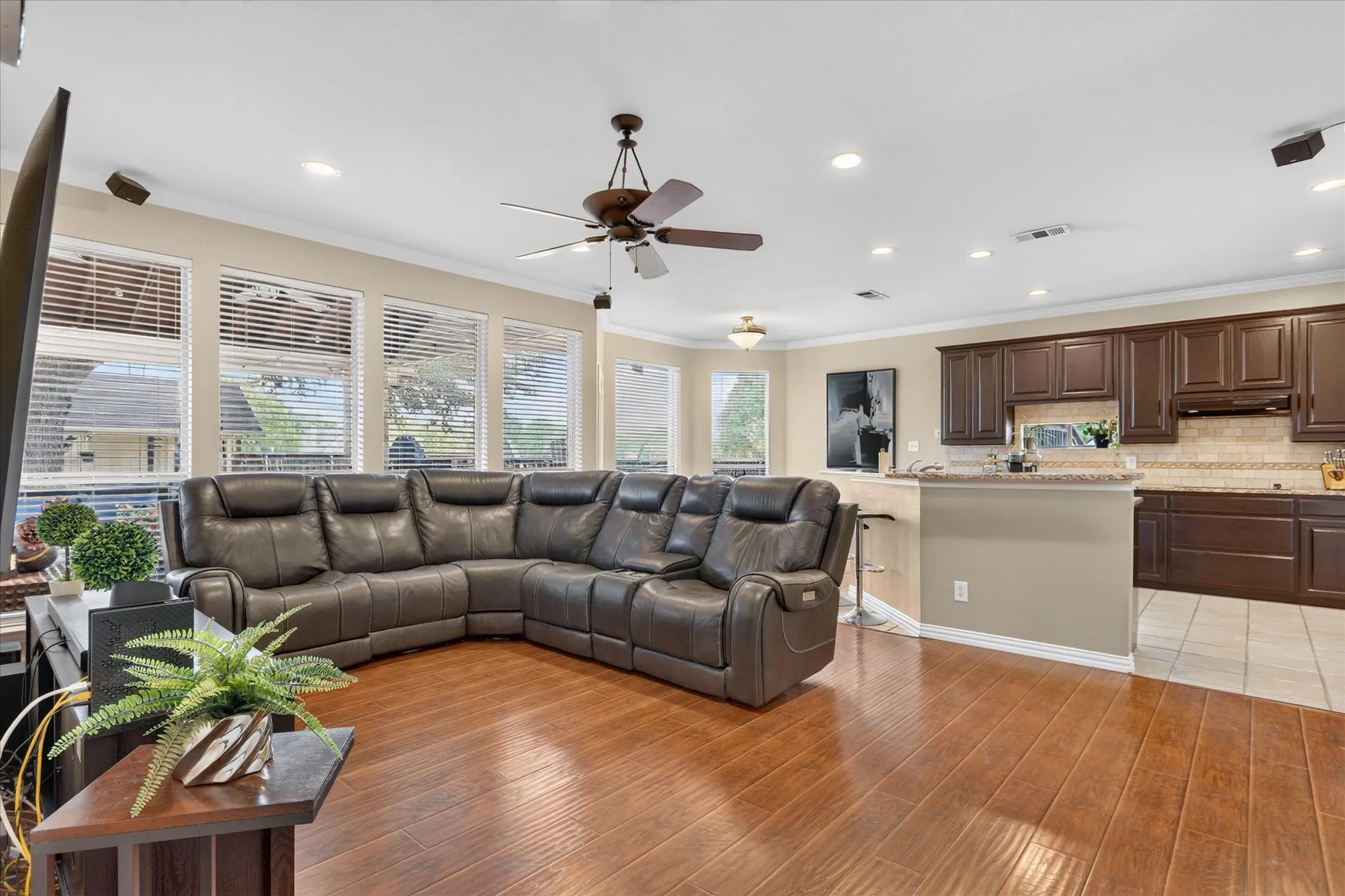 Single Family Residence For Sale in Denton County , 901 Brittany Drive, Lewisville, Texas 75067, 4 Bedroom, 3 Bathroom, 3 Garage spaces, 2,733 Sqft, built in 1997, mls#21376909, Real Estate Agent in Lewisville, Homes For Sale in Denton county, Homes For Sale in Lewisville, Realtor in Lewisville Texas, Real Estate Brokerage Independent Realty Texas, Luminita Cordes Realtor