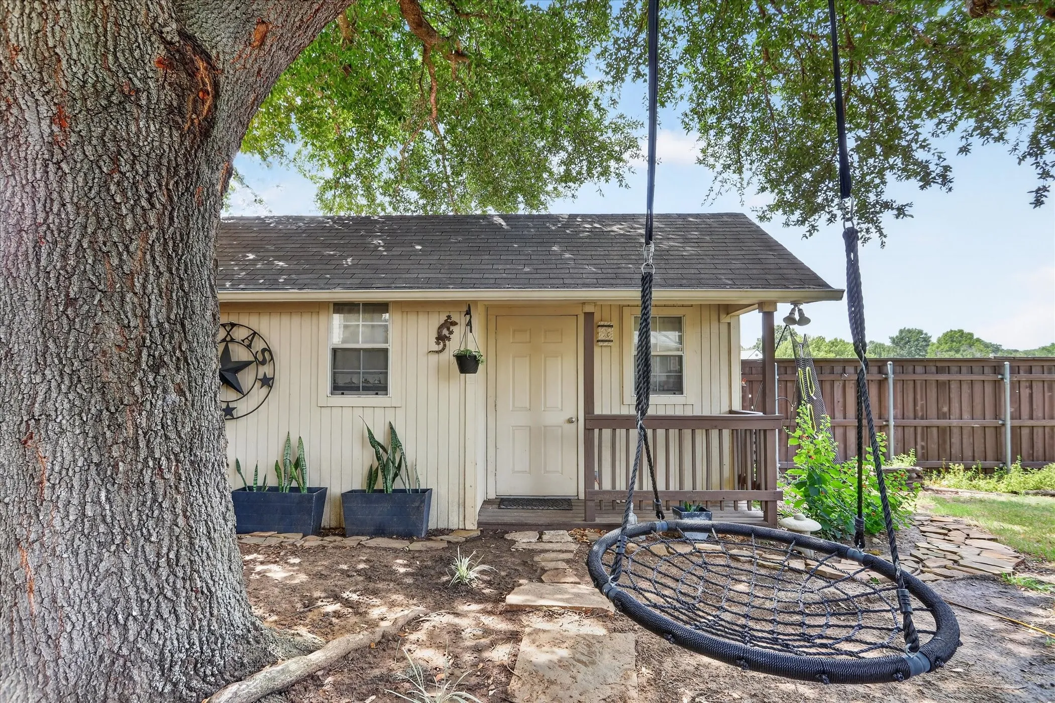 Single Family Residence For Sale in Denton County , 901 Brittany Drive, Lewisville, Texas 75067, 4 Bedroom, 3 Bathroom, 3 Garage spaces, 2,733 Sqft, built in 1997, mls#21376909, Real Estate Agent in Lewisville, Homes For Sale in Denton county, Homes For Sale in Lewisville, Realtor in Lewisville Texas, Real Estate Brokerage Independent Realty Texas, Luminita Cordes Realtor