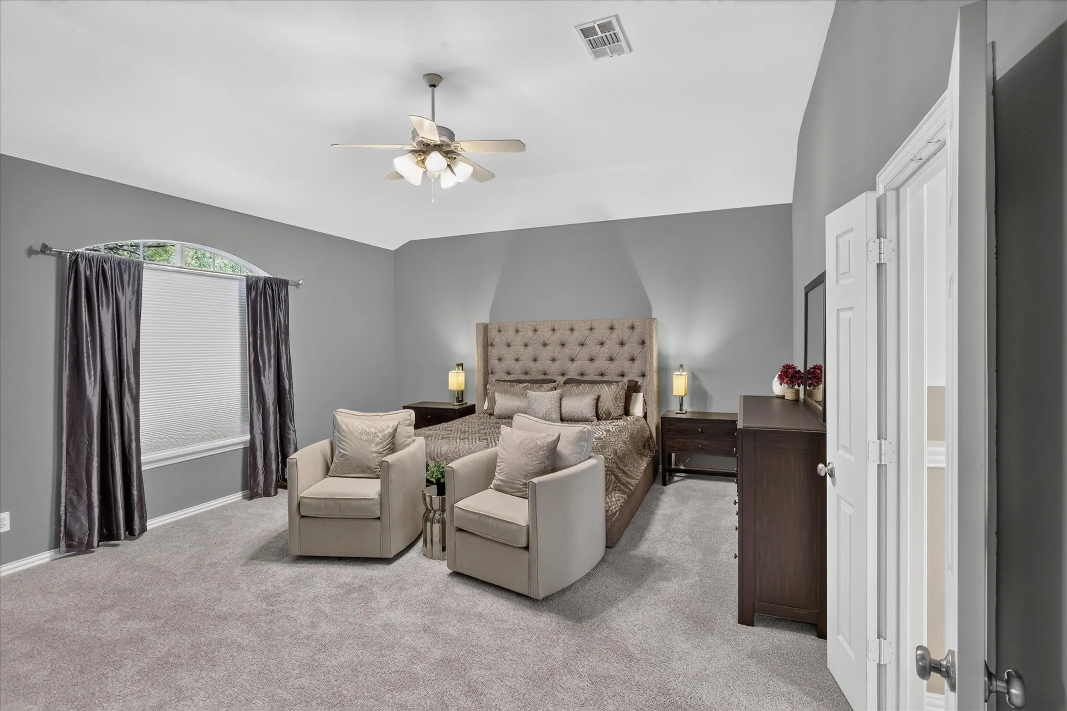 Single Family Residence For Sale in Denton County , 901 Brittany Drive, Lewisville, Texas 75067, 4 Bedroom, 3 Bathroom, 3 Garage spaces, 2,733 Sqft, built in 1997, mls#21376909, Real Estate Agent in Lewisville, Homes For Sale in Denton county, Homes For Sale in Lewisville, Realtor in Lewisville Texas, Real Estate Brokerage Independent Realty Texas, Luminita Cordes Realtor