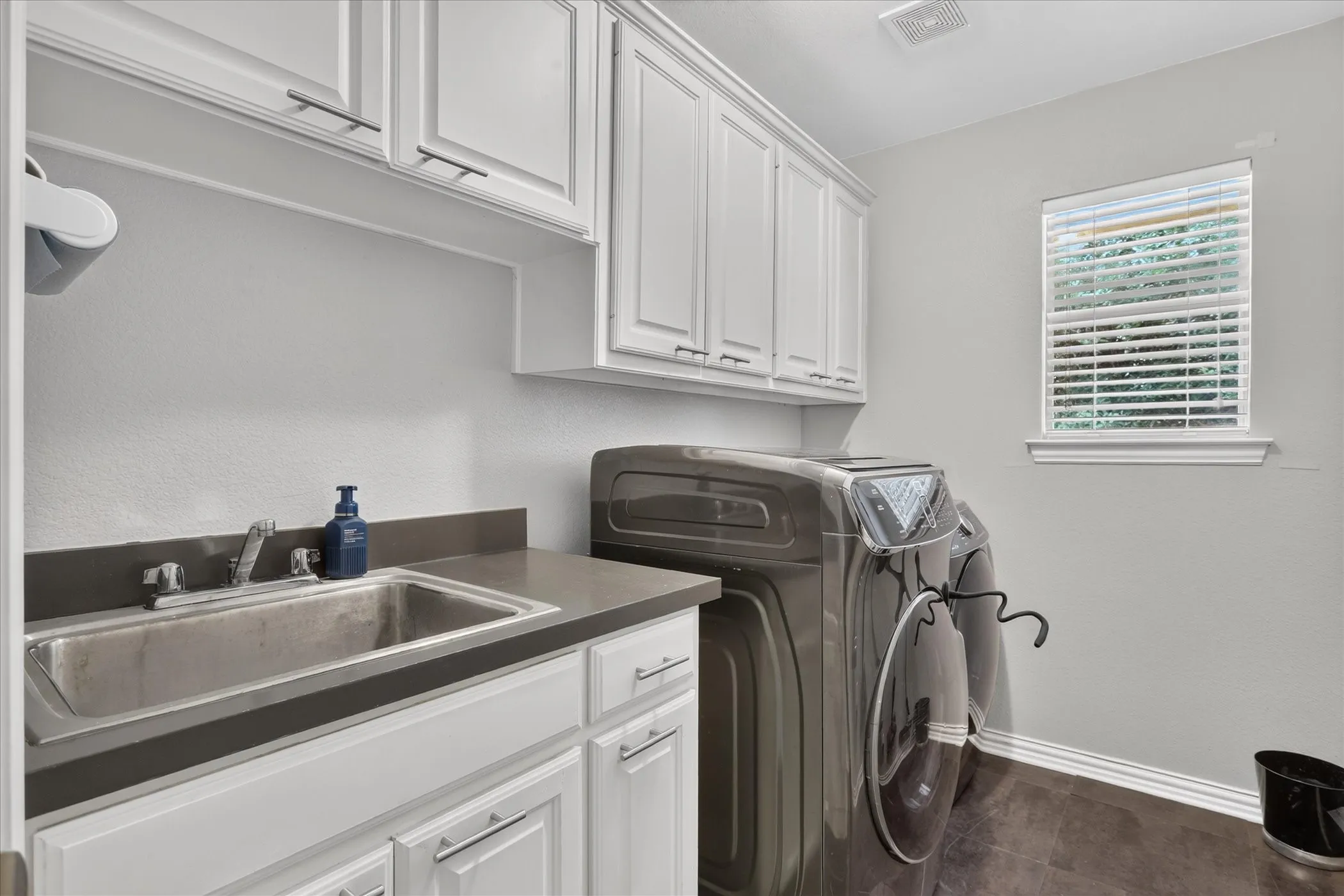 Single Family Residence For Sale in Denton County , 901 Brittany Drive, Lewisville, Texas 75067, 4 Bedroom, 3 Bathroom, 3 Garage spaces, 2,733 Sqft, built in 1997, mls#21376909, Real Estate Agent in Lewisville, Homes For Sale in Denton county, Homes For Sale in Lewisville, Realtor in Lewisville Texas, Real Estate Brokerage Independent Realty Texas, Luminita Cordes Realtor